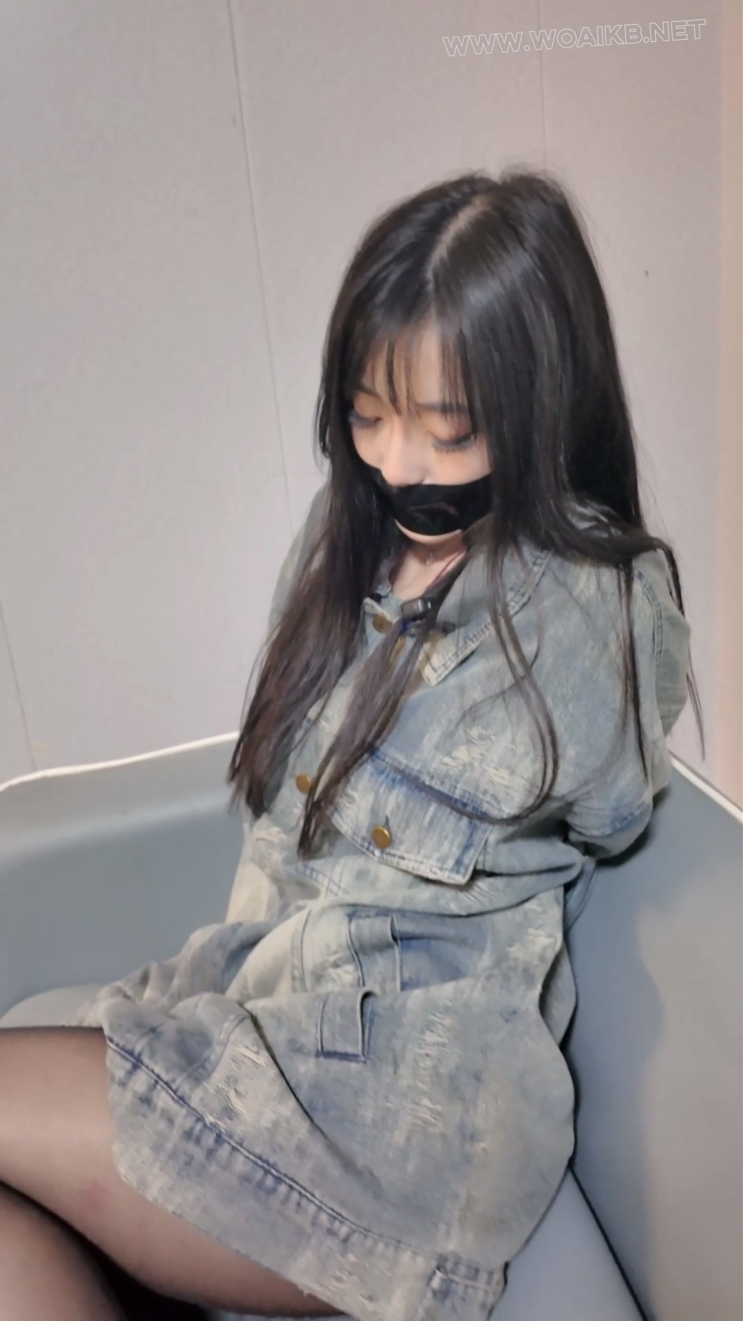 欲求不满的黑丝妹妹又让把她捆起来 胶带捆绑封嘴手动墙糕 预览图