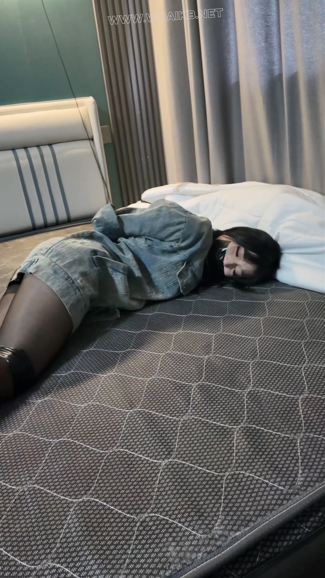 欲求不满的黑丝妹妹又让把她捆起来 胶带捆绑封嘴手动墙糕 预览图