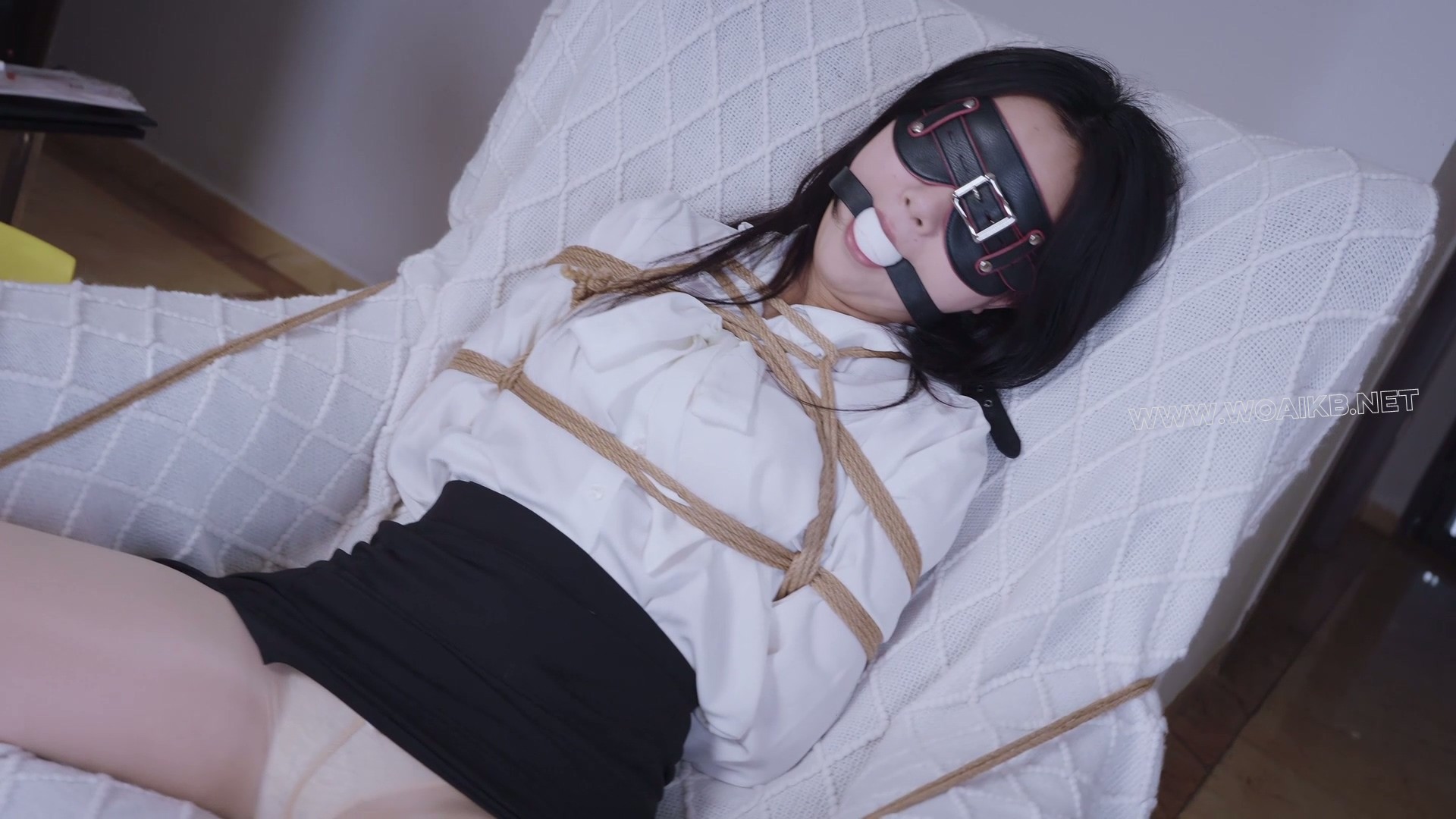 《落入面试陷阱的妹子5》少女被束缚在沙发上，口球剥夺了言语，隐藏在丝袜深处的玩 预览图