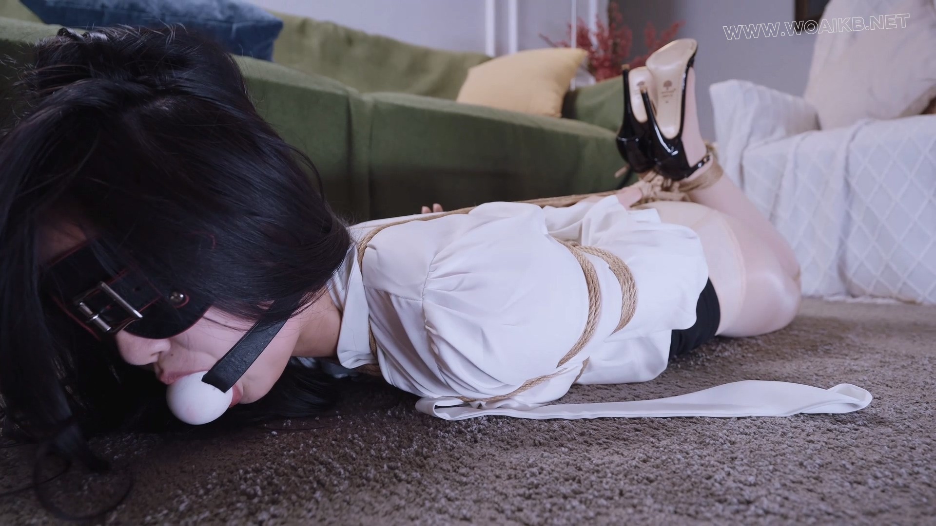 《落入面试陷阱的妹子5》少女被束缚在沙发上，口球剥夺了言语，隐藏在丝袜深处的玩 预览图