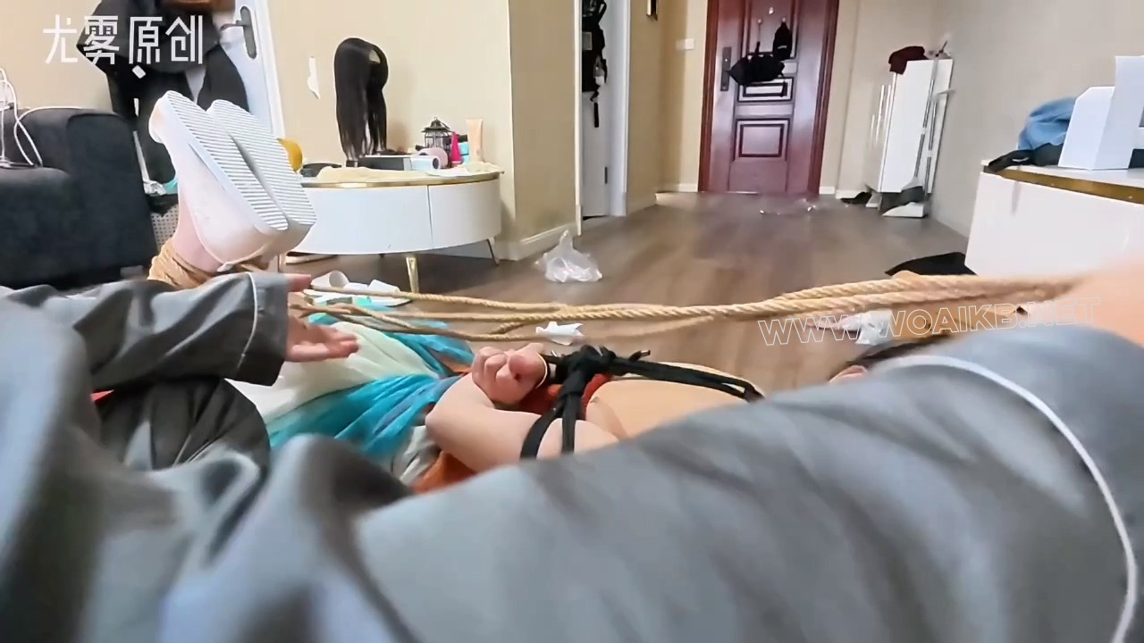 飞天舞蹈服驷马强制TK 体验驷马强制挠痒，蒙眼享受1小时，最后实在憋不住了，丝袜 预览图