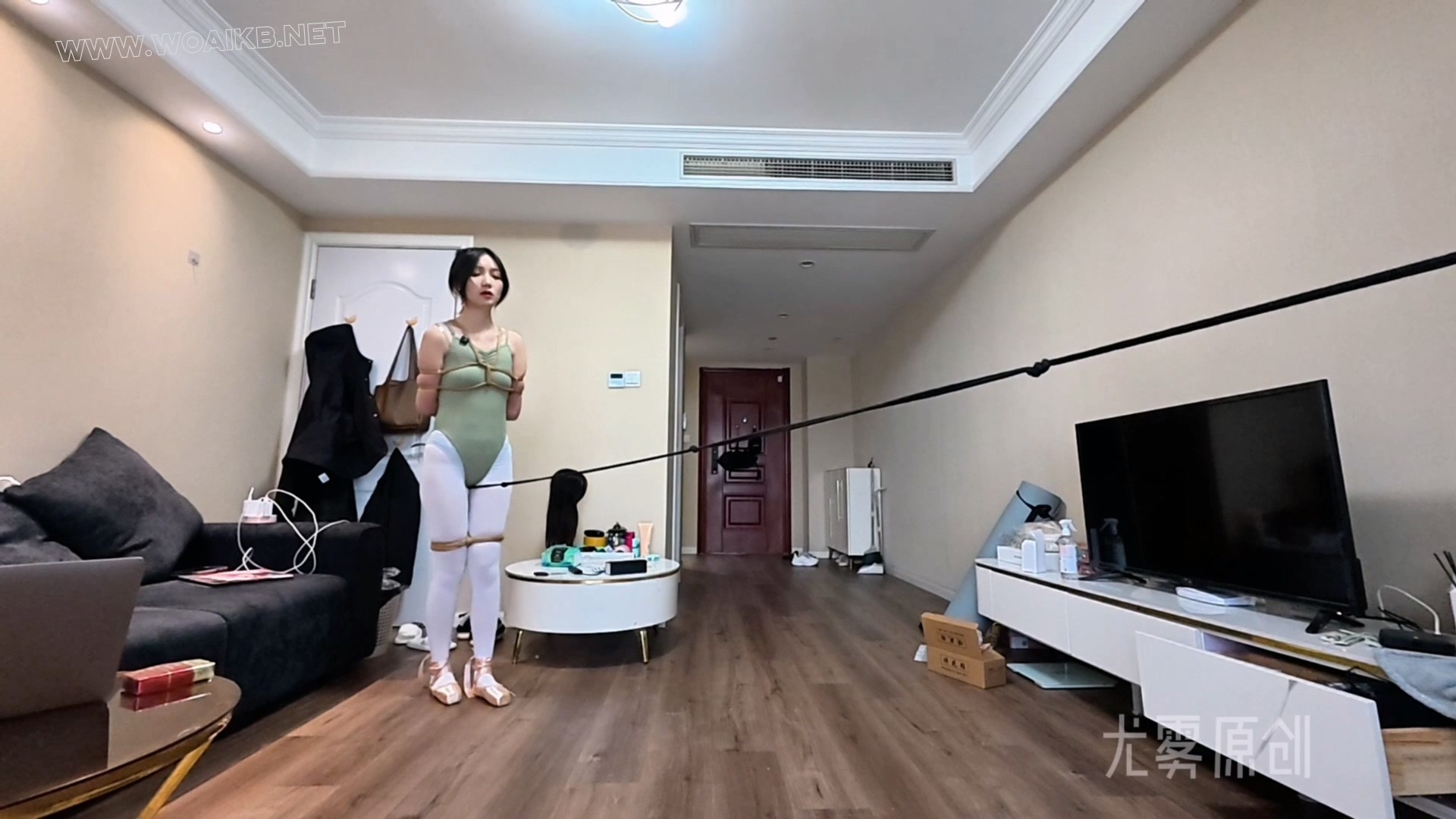 舞蹈服走绳 周末尤雾在家无聊，看视频，突然来感觉，想体验一下走绳，穿着舞蹈服， 预览图
