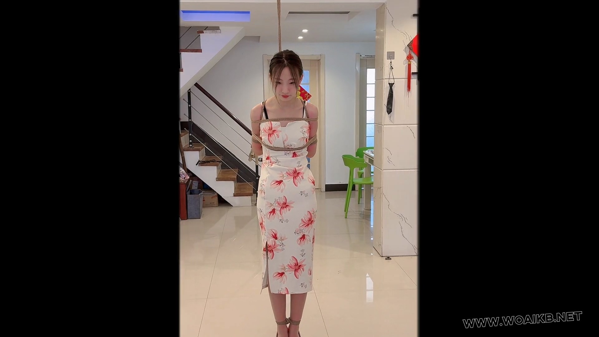 书瑶 男S调书瑶，白底带花旗袍，肉色丝袜，红色高跟，书瑶穿上这身，还是很漂亮的 封面图