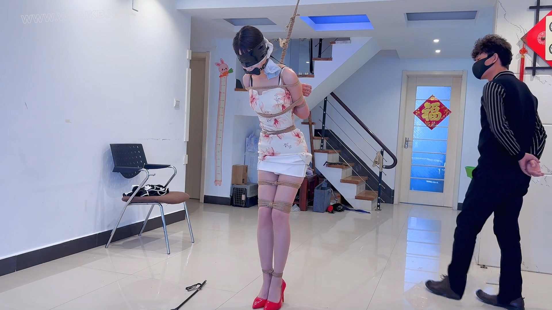 书瑶 男S调书瑶，白底带花旗袍，肉色丝袜，红色高跟，书瑶穿上这身，还是很漂亮的 预览图