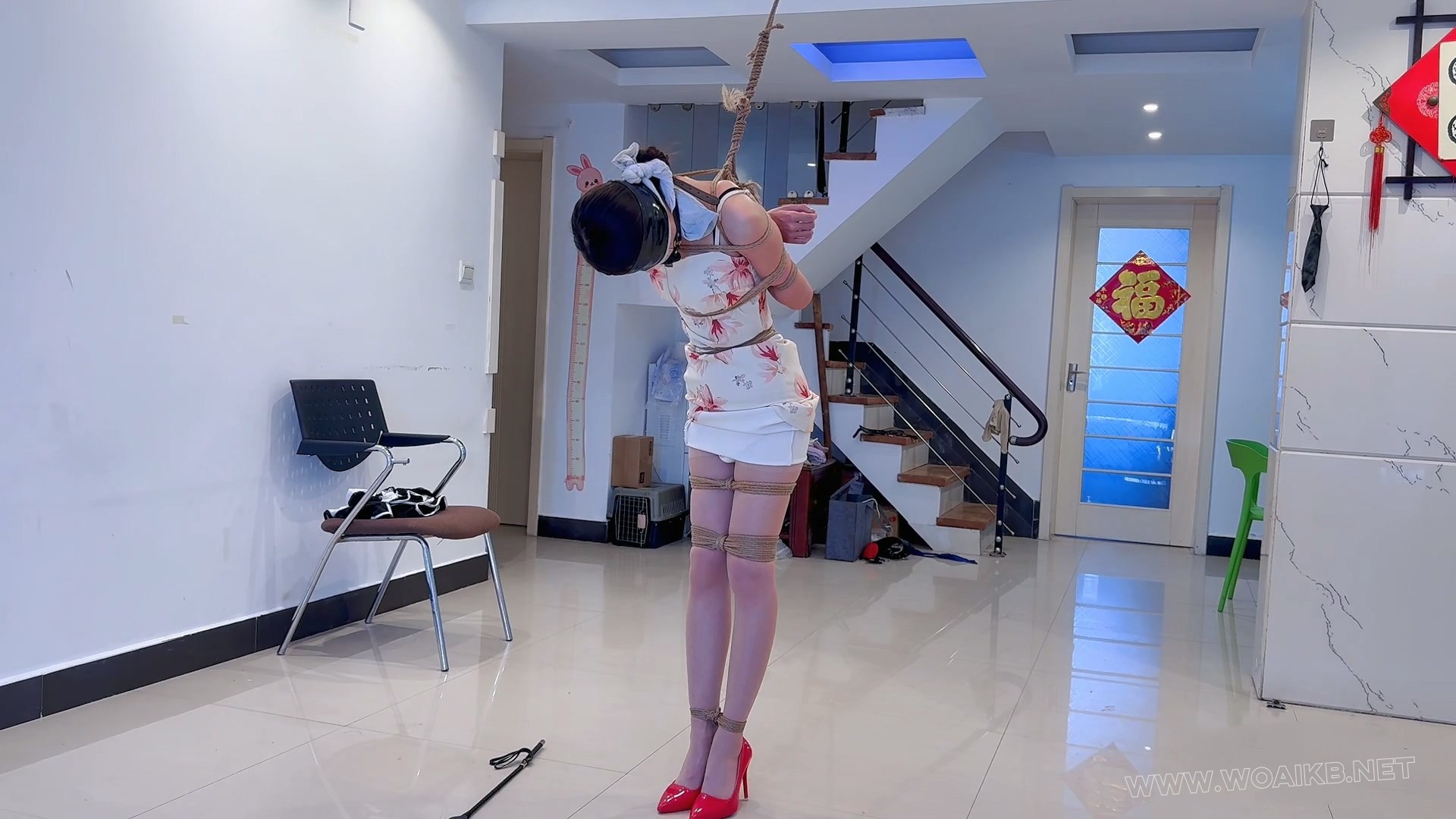 书瑶 男S调书瑶，白底带花旗袍，肉色丝袜，红色高跟，书瑶穿上这身，还是很漂亮的 预览图