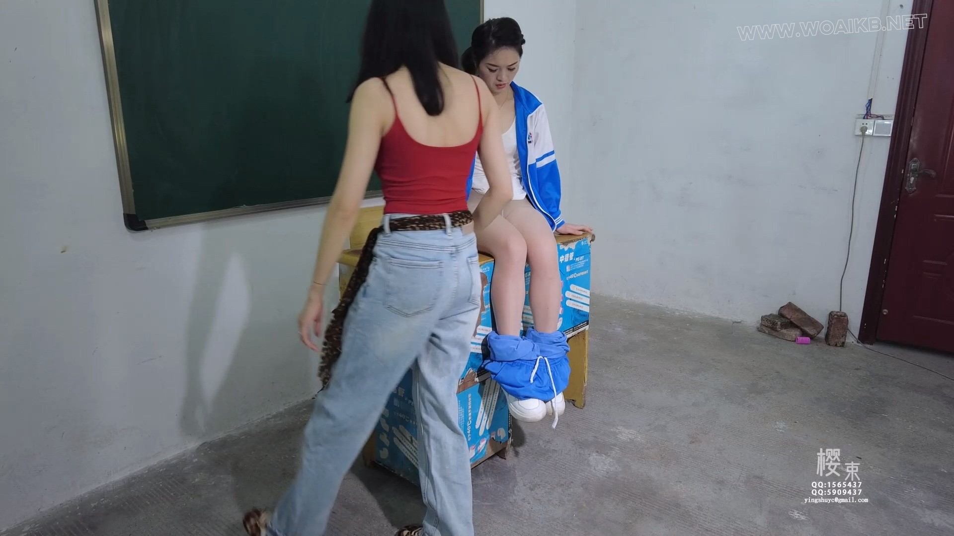 学生裤里丝重度SP丰满屁屁！狂挠白袜肉丝脚心笑到喘不上气！棒棒羞耻刺激直呼受不 预览图