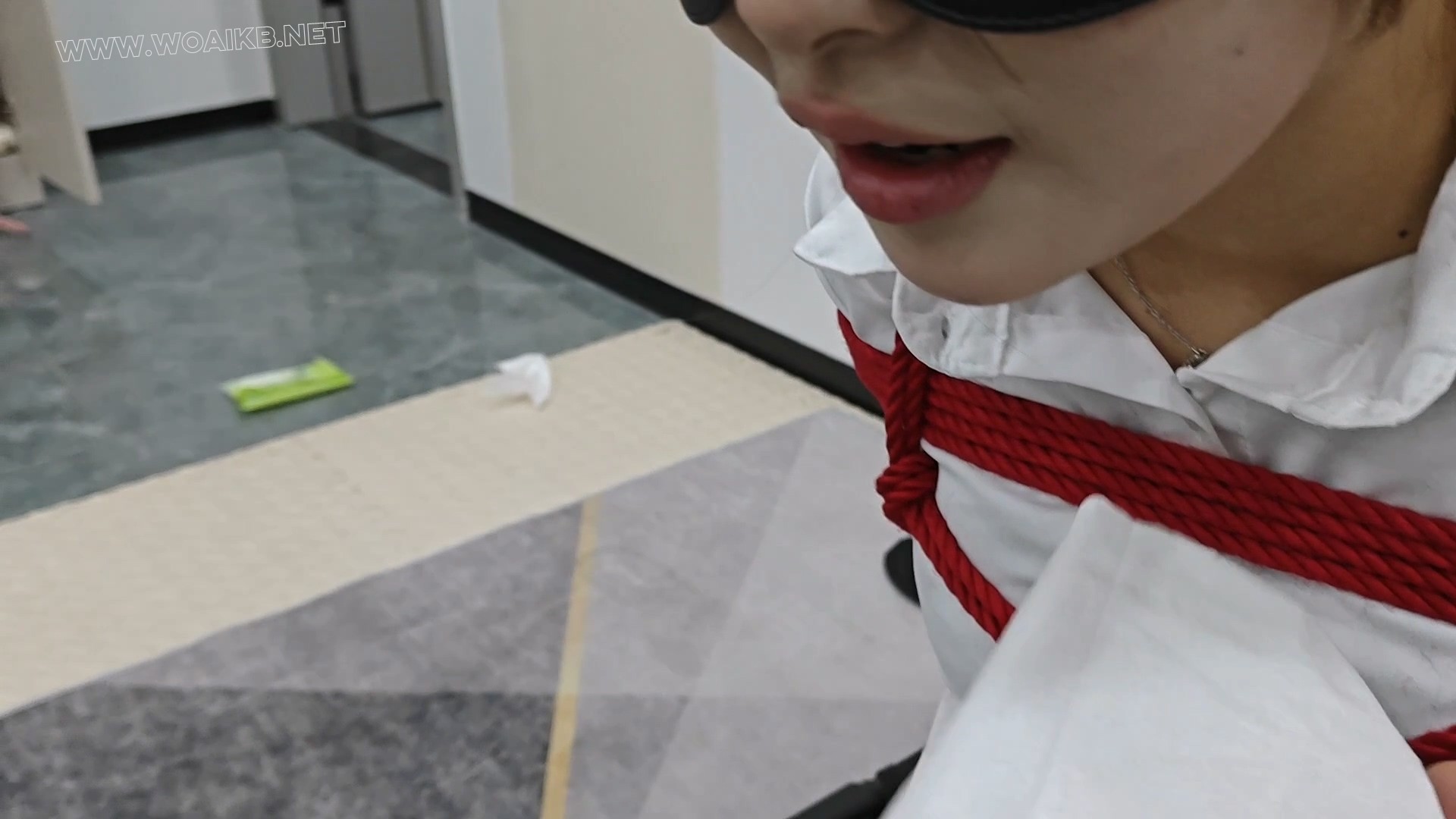 新模特小羊首次试镜来了，身穿白色衬衫包臀裙，梨形身材，刚成年的妹子一上来就被 预览图