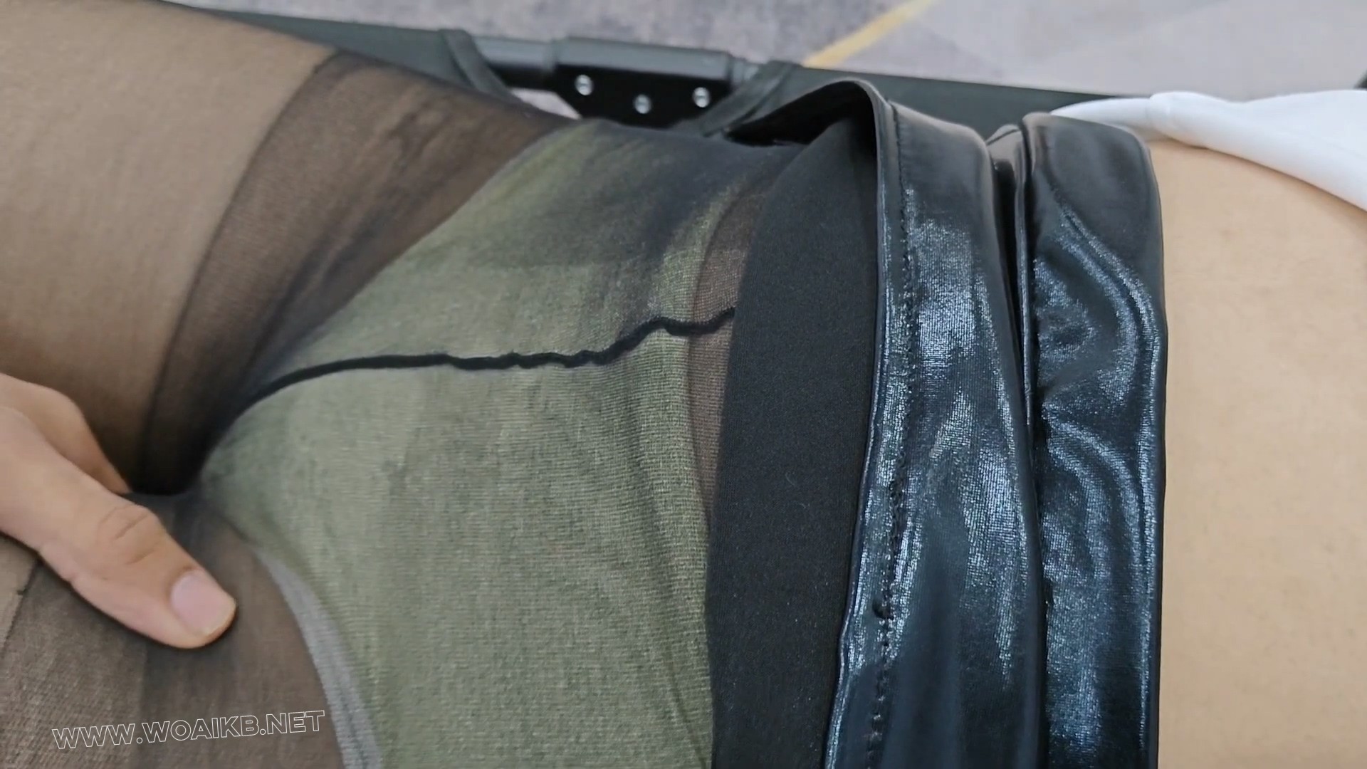 新模特小羊首次试镜来了，身穿白色衬衫包臀裙，梨形身材，刚成年的妹子一上来就被 预览图