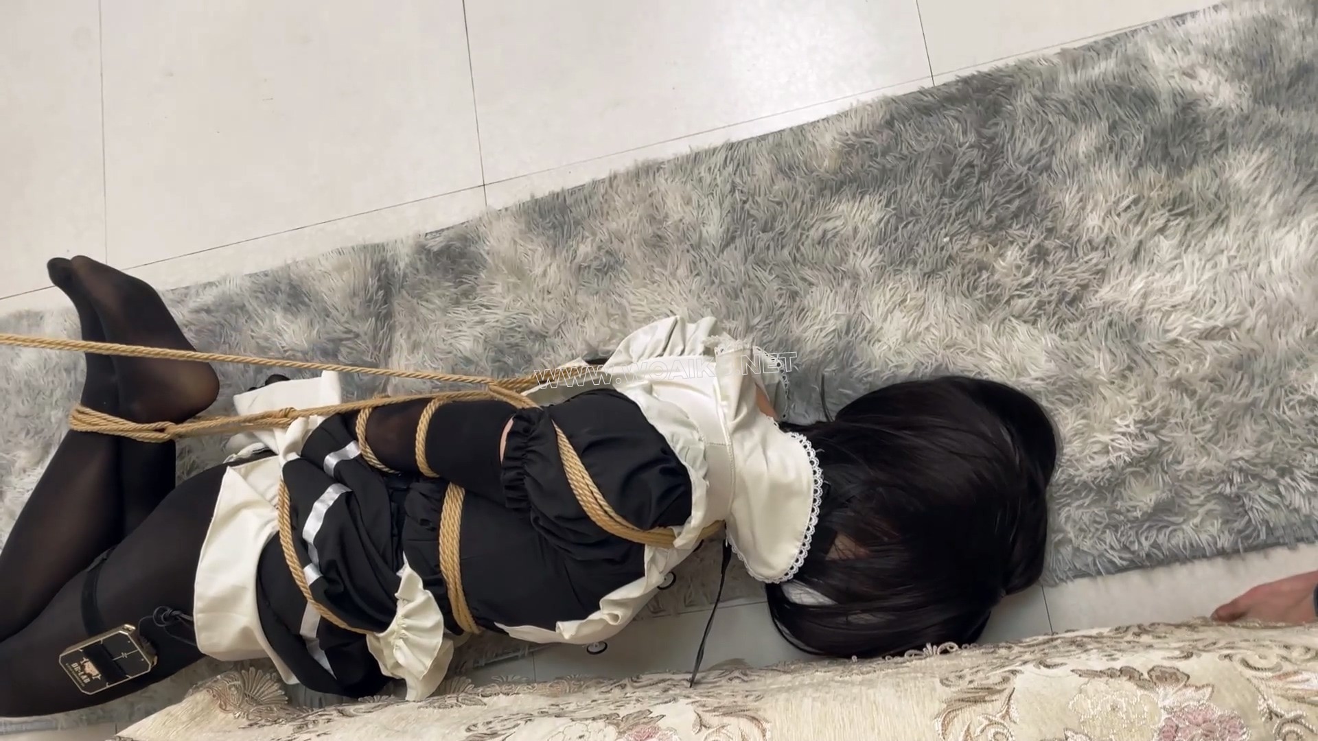 女仆梦中被捆，醒来电话求救被发现，无法逃离，后手缚罚站，双腿吊绑，单腿吊绑，a 预览图
