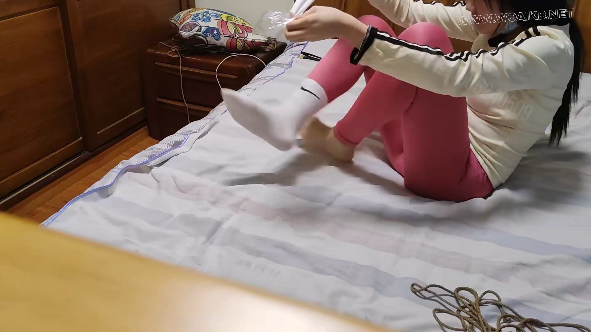 18岁美女新模蛋糕白袜瑜伽裤放置 预览图