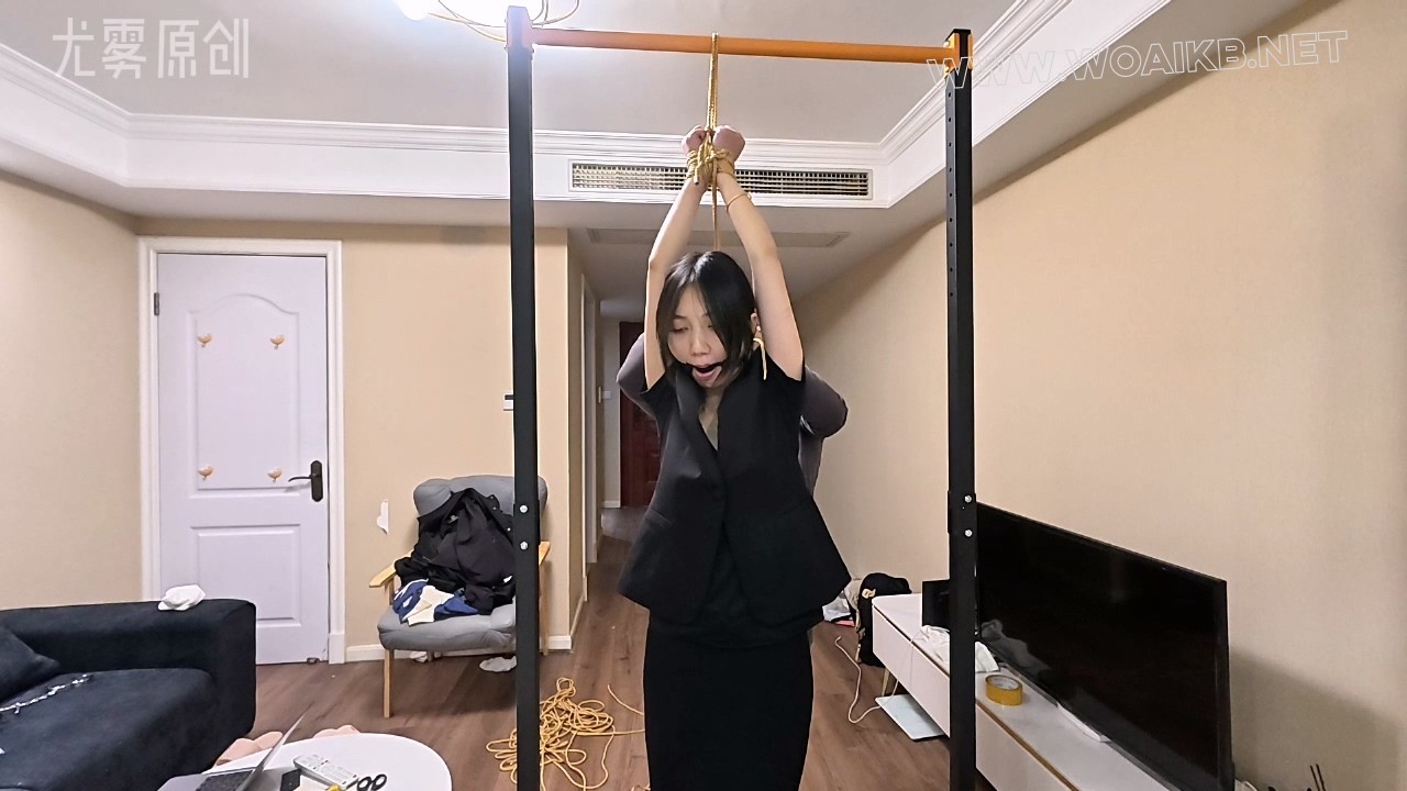 单腿吊口球震动调教 单腿吊口球震动调教，先双手直吊，再蒙眼 调教，震动调到最大 预览图