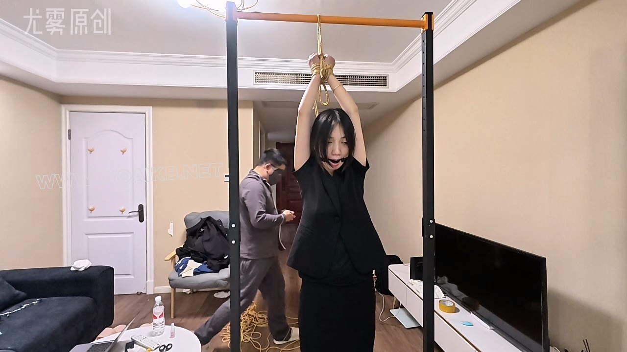 单腿吊口球震动调教 单腿吊口球震动调教，先双手直吊，再蒙眼 调教，震动调到最大 预览图