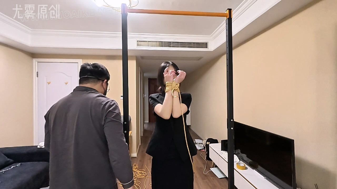 单腿吊口球震动调教 单腿吊口球震动调教，先双手直吊，再蒙眼 调教，震动调到最大 封面图