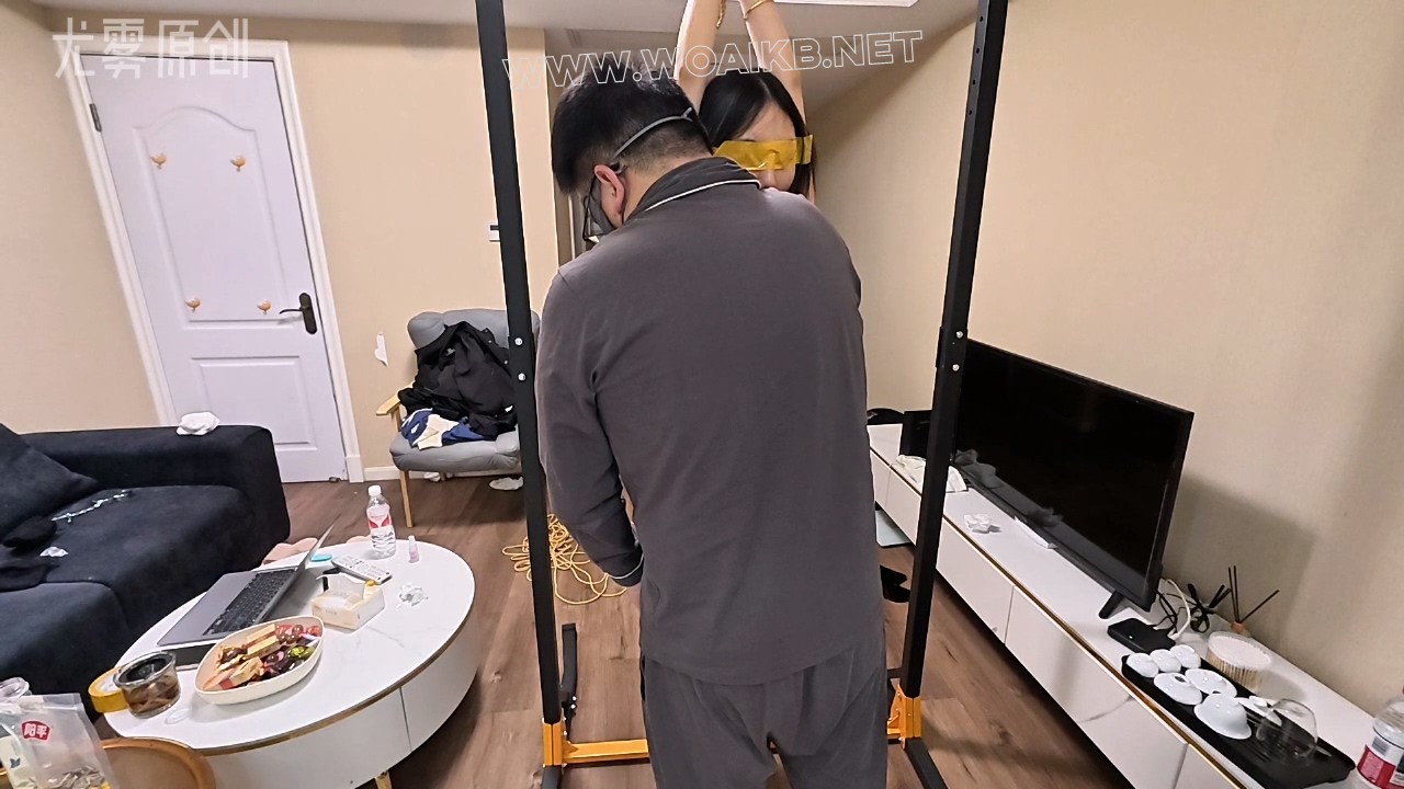单腿吊口球震动调教 单腿吊口球震动调教，先双手直吊，再蒙眼 调教，震动调到最大 预览图