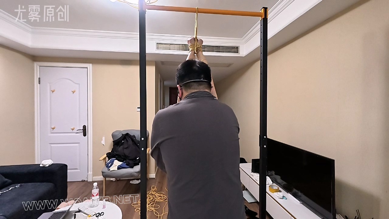 单腿吊口球震动调教 单腿吊口球震动调教，先双手直吊，再蒙眼 调教，震动调到最大 预览图