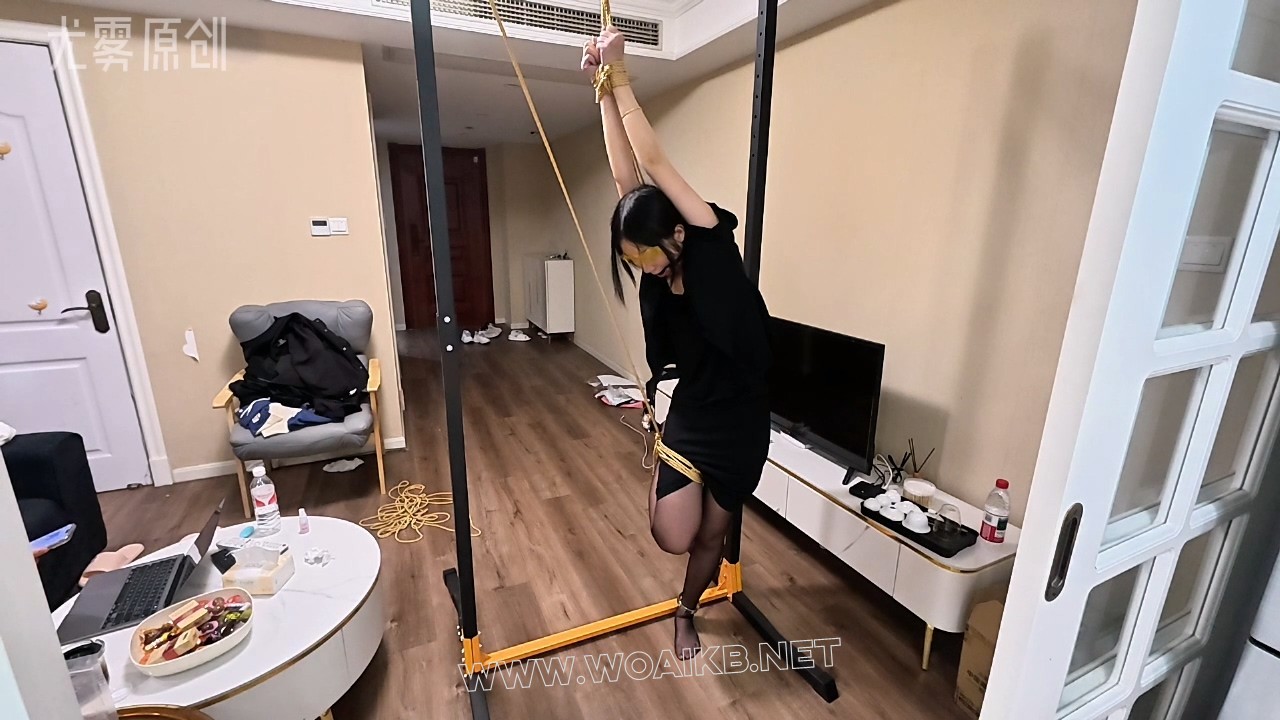 单腿吊口球震动调教 单腿吊口球震动调教，先双手直吊，再蒙眼 调教，震动调到最大 预览图