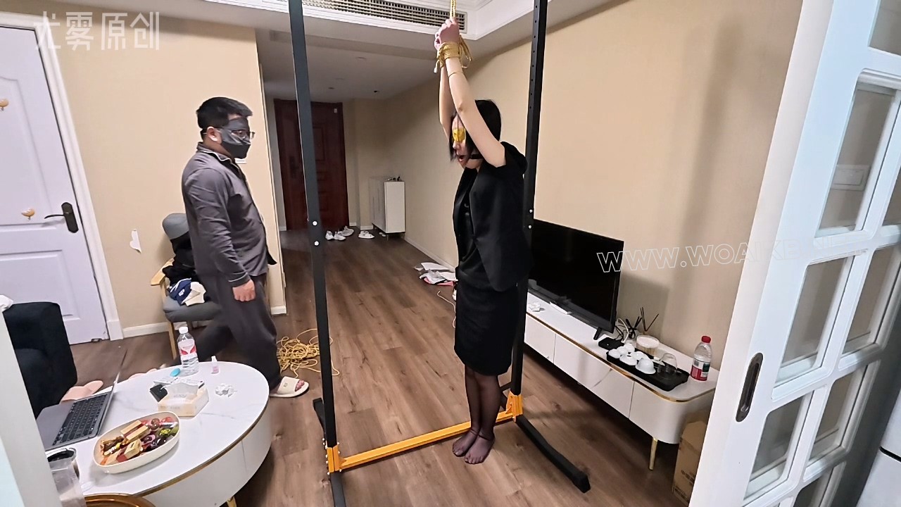 单腿吊口球震动调教 单腿吊口球震动调教，先双手直吊，再蒙眼 调教，震动调到最大 预览图