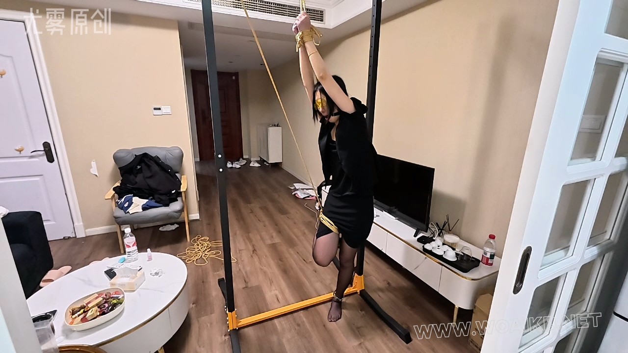 单腿吊口球震动调教 单腿吊口球震动调教，先双手直吊，再蒙眼 调教，震动调到最大 预览图