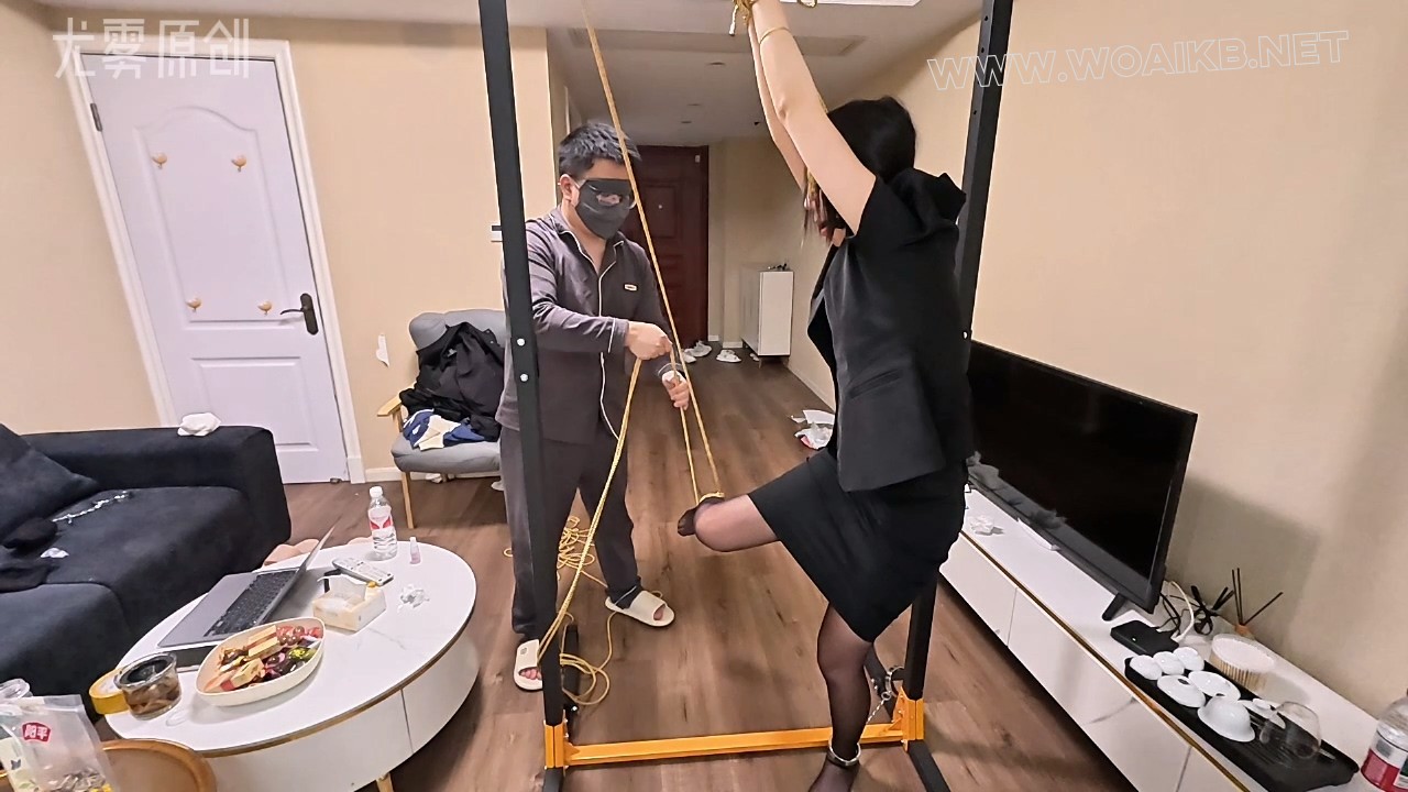 单腿吊口球震动调教 单腿吊口球震动调教，先双手直吊，再蒙眼 调教，震动调到最大 预览图