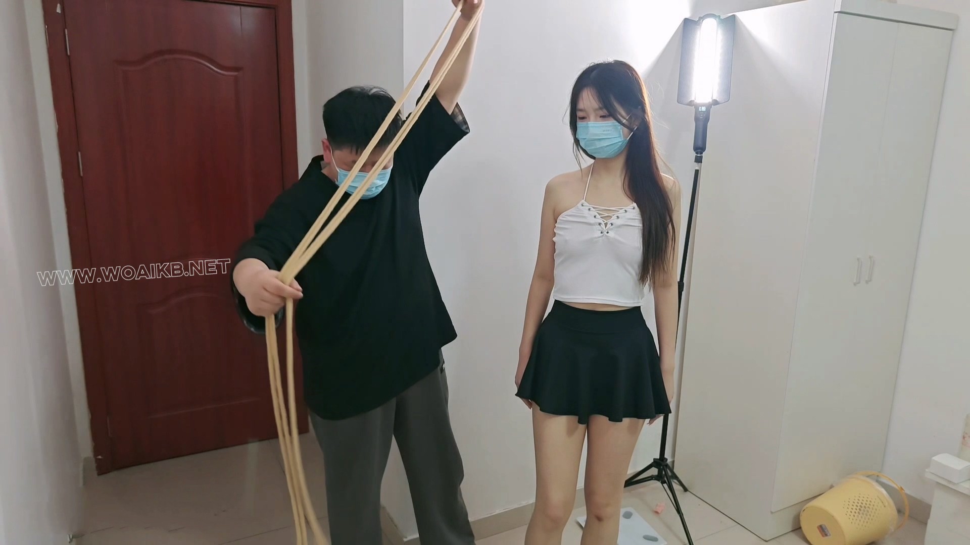 新模特桃桃 身高177 大长腿 第一次拍摄调教 真空 揉胸 打屁股 最后 扣出水了 封面图