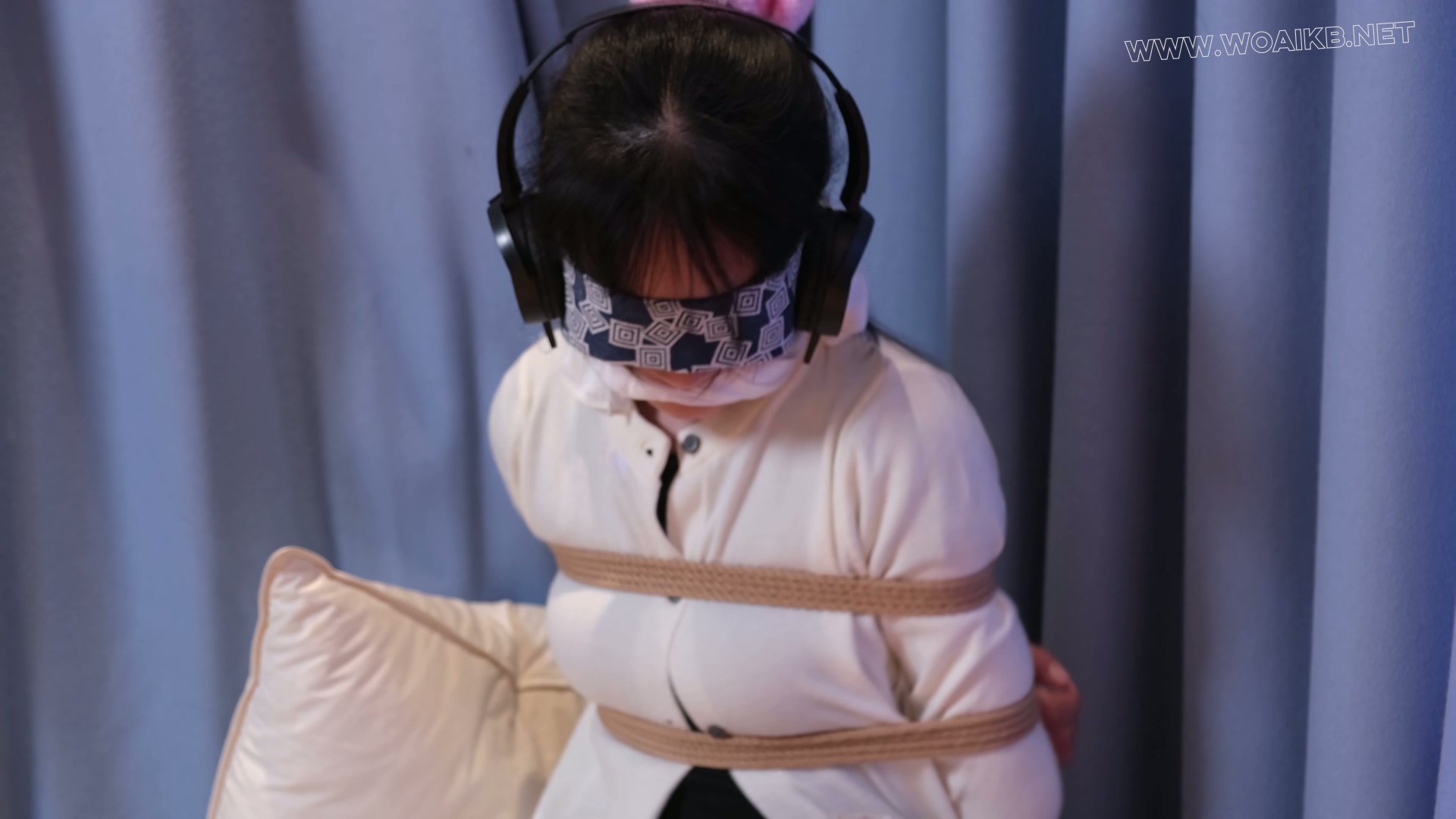 乌龙派出所绑架案 翠晓妹子被绑架后被迫带上耳机听恐怖故事，中途被迫投喂小饼干 预览图