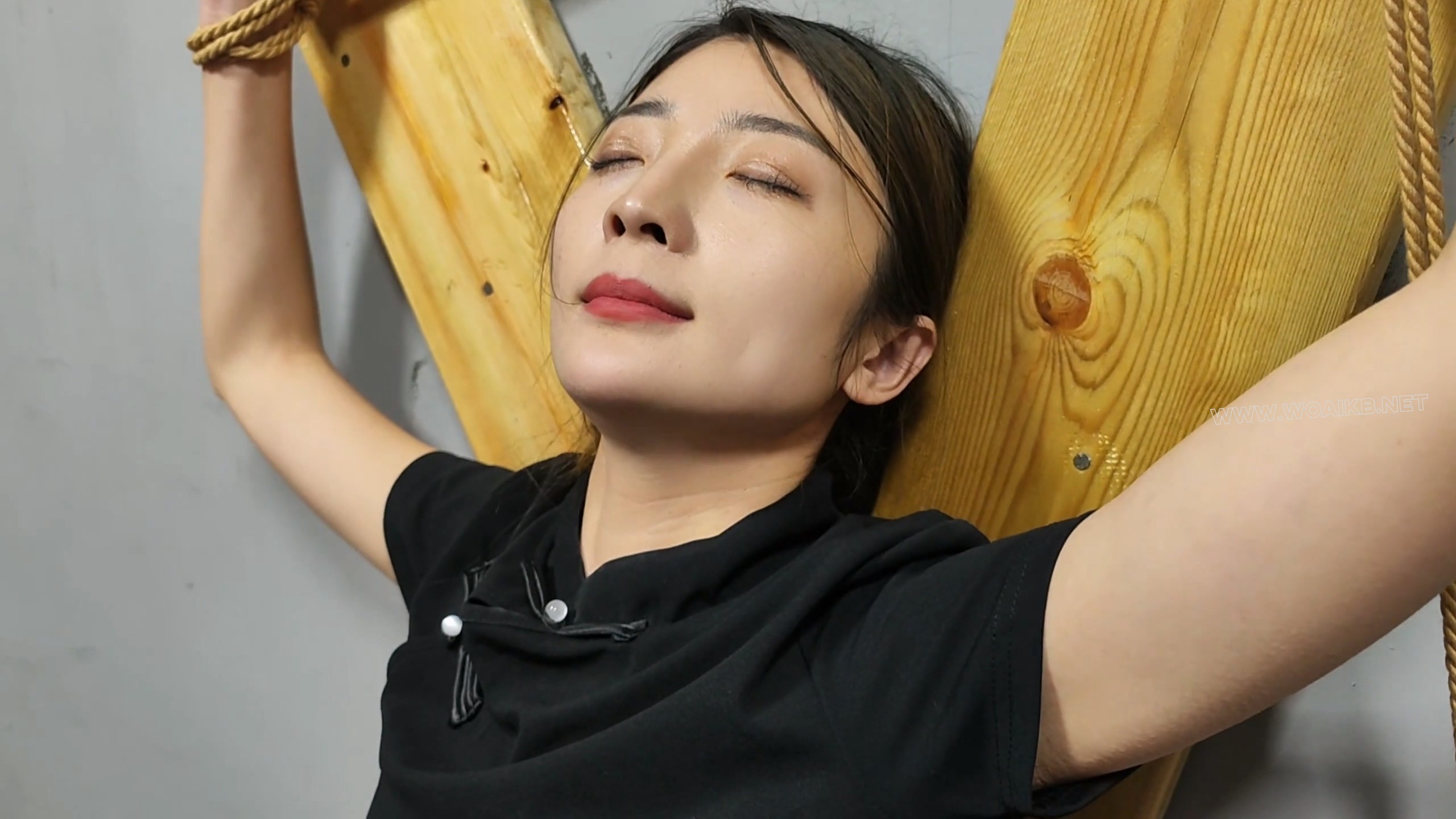 两个女 同 的游戏下 佳佳带着小文体验了一遍老虎凳，十字架，自己也忍不住想玩，主 预览图