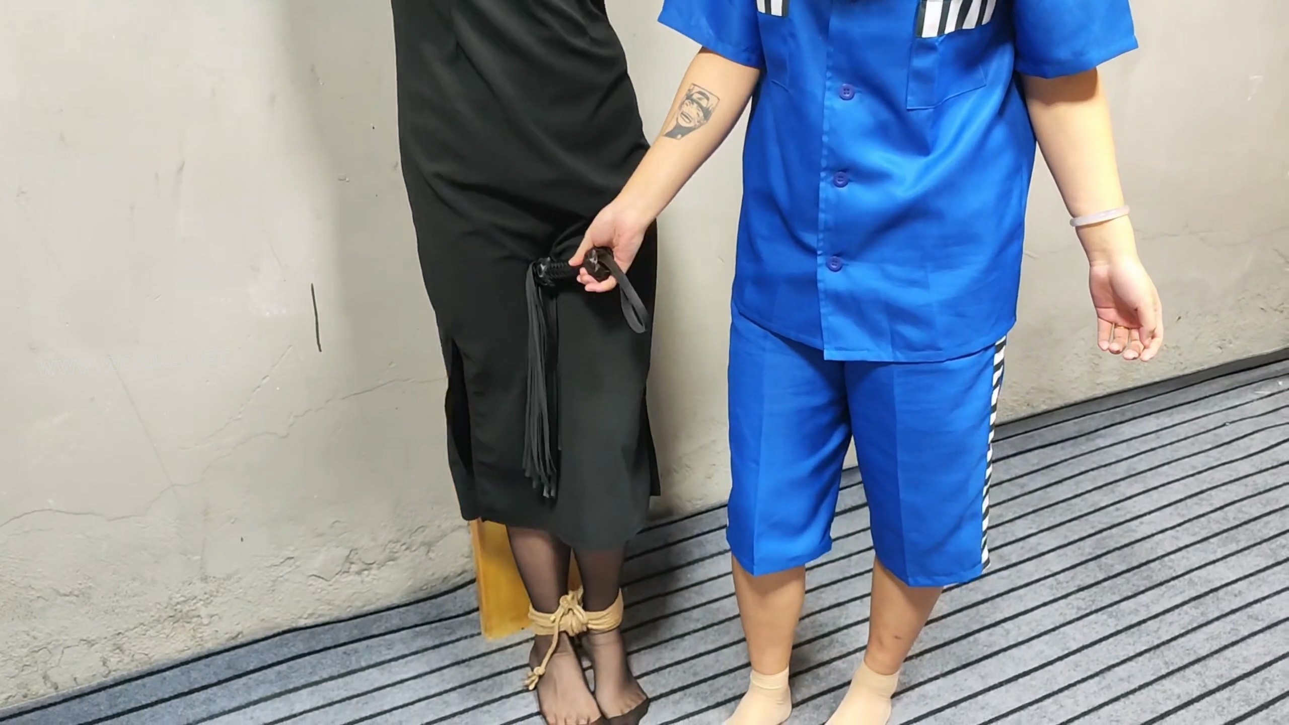 两个女 同 的游戏下 佳佳带着小文体验了一遍老虎凳，十字架，自己也忍不住想玩，主 预览图