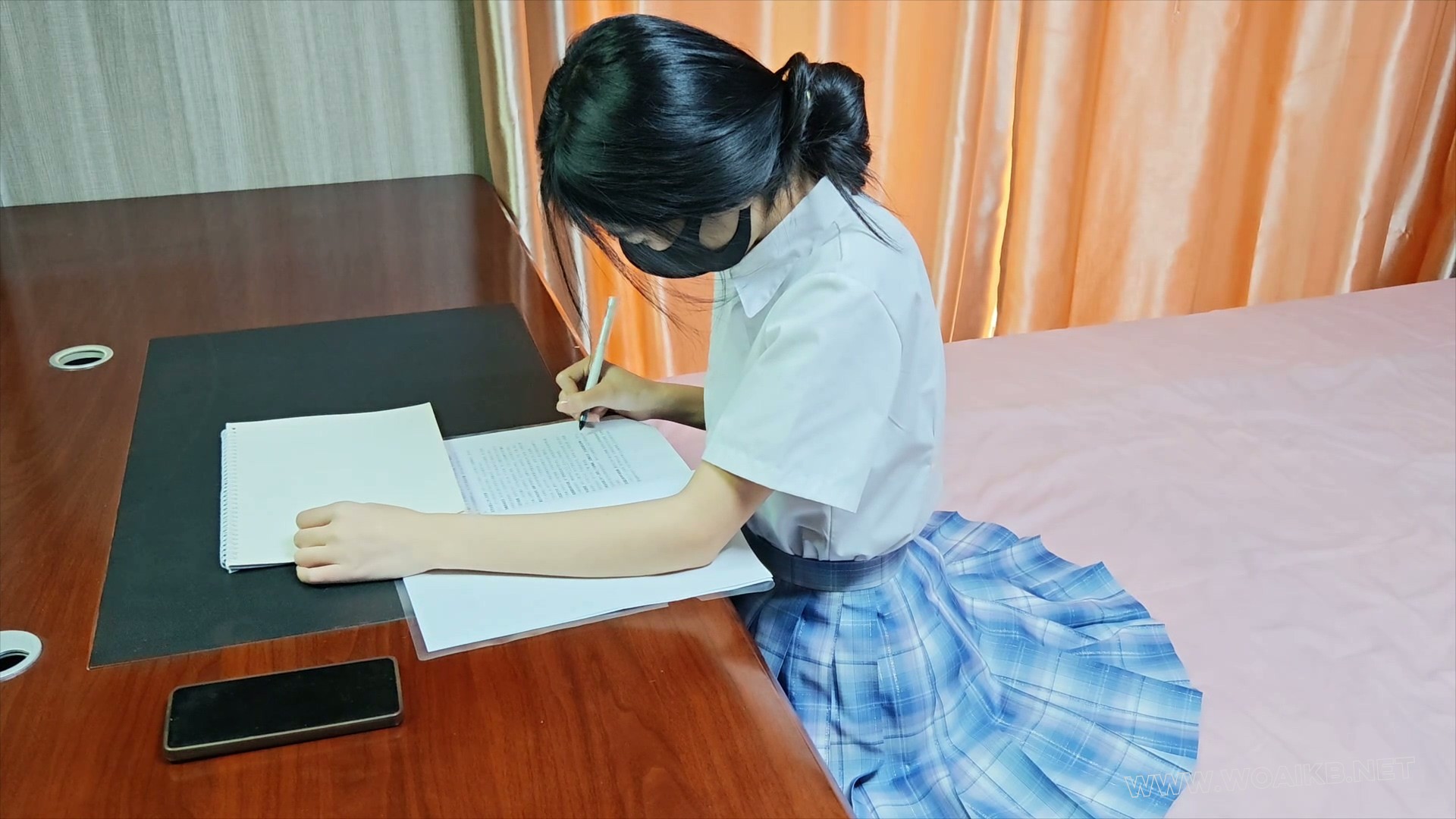 定拍汤圆惩罚犯错的女学生 封面图