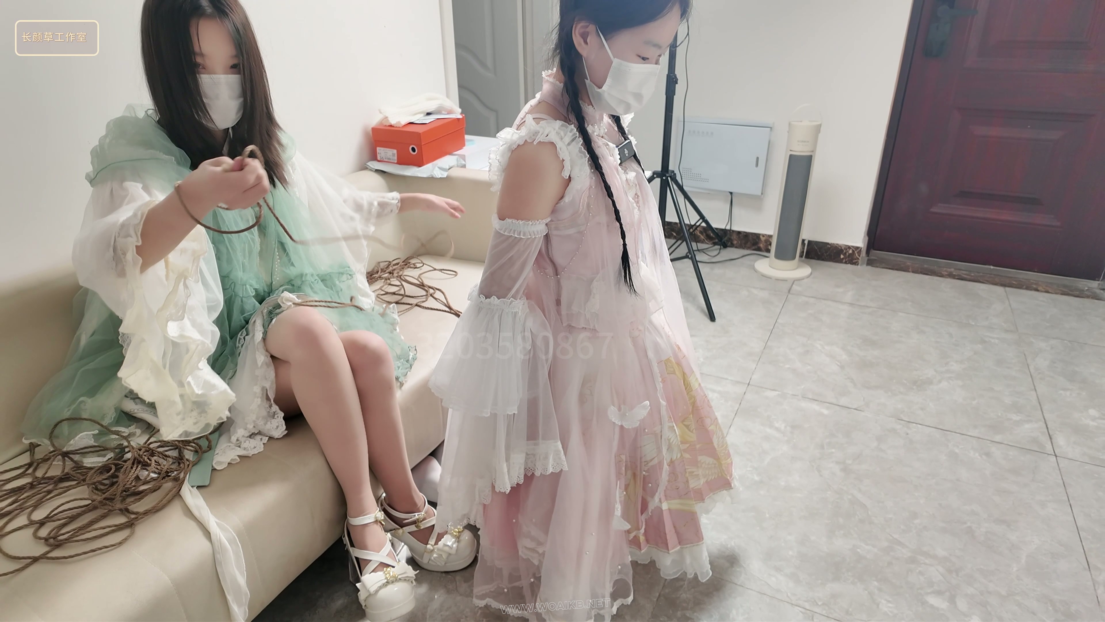 女调女 梦婷霜喵姐妹调教，偷东西被发现姐姐必须要惩罚一下妹妹，双子服装 震动 tk 预览图