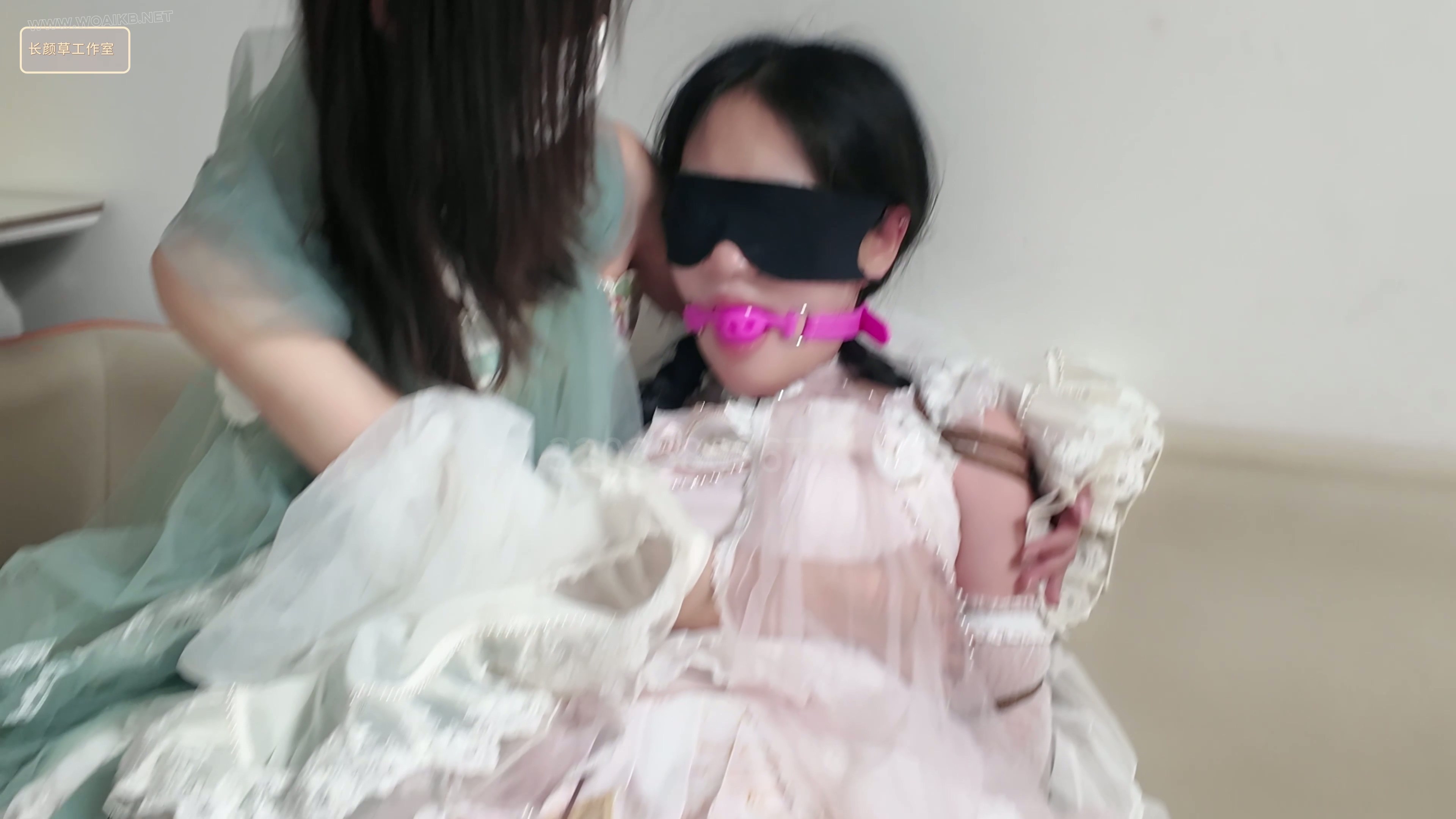 女调女 梦婷霜喵姐妹调教，偷东西被发现姐姐必须要惩罚一下妹妹，双子服装 震动 tk 预览图