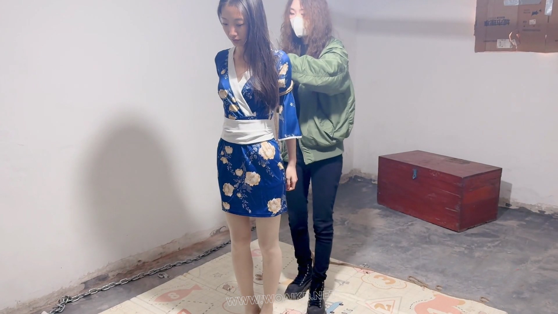 来自定拍粉丝哥哥的灵感 水儿和媚娘把书瑶直臂捆绑戴上直臂单手套，有用绳子固定在… 封面图