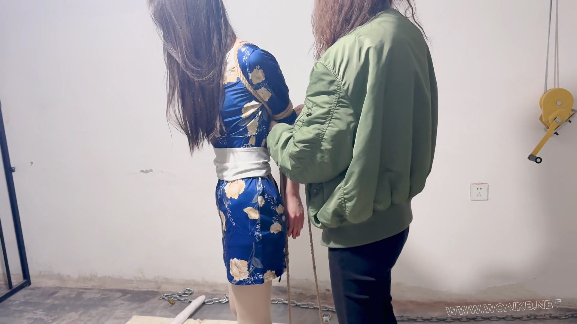 来自定拍粉丝哥哥的灵感 水儿和媚娘把书瑶直臂捆绑戴上直臂单手套，有用绳子固定在 预览图
