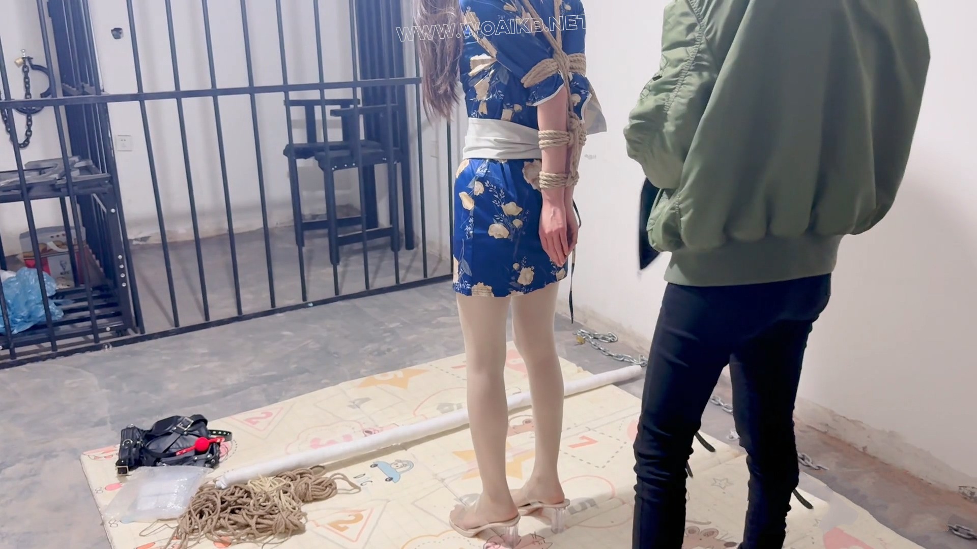 来自定拍粉丝哥哥的灵感 水儿和媚娘把书瑶直臂捆绑戴上直臂单手套，有用绳子固定在 预览图