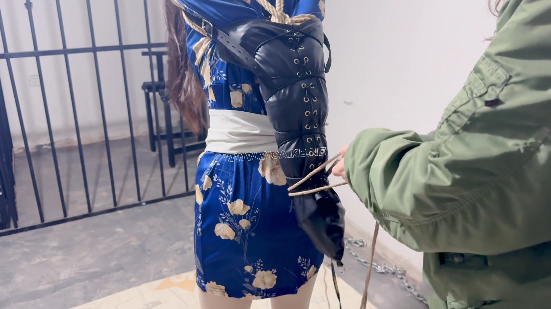 来自定拍粉丝哥哥的灵感 水儿和媚娘把书瑶直臂捆绑戴上直臂单手套，有用绳子固定在 预览图