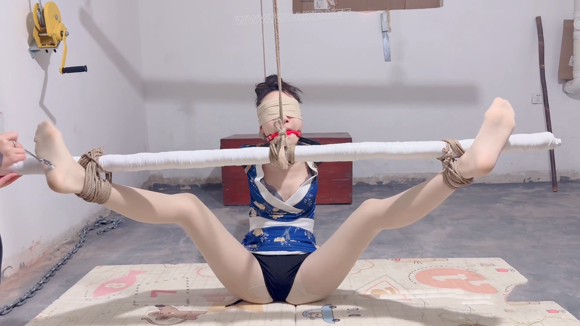 来自定拍粉丝哥哥的灵感 水儿和媚娘把书瑶直臂捆绑戴上直臂单手套，有用绳子固定在 预览图