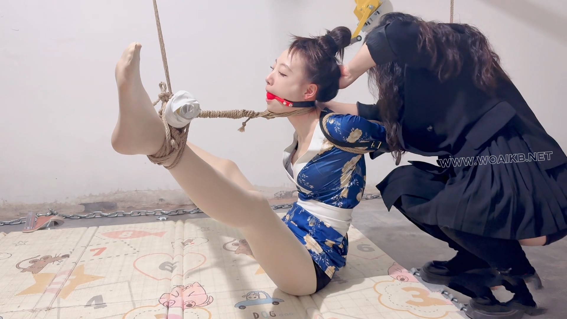 来自定拍粉丝哥哥的灵感 水儿和媚娘把书瑶直臂捆绑戴上直臂单手套，有用绳子固定在 预览图
