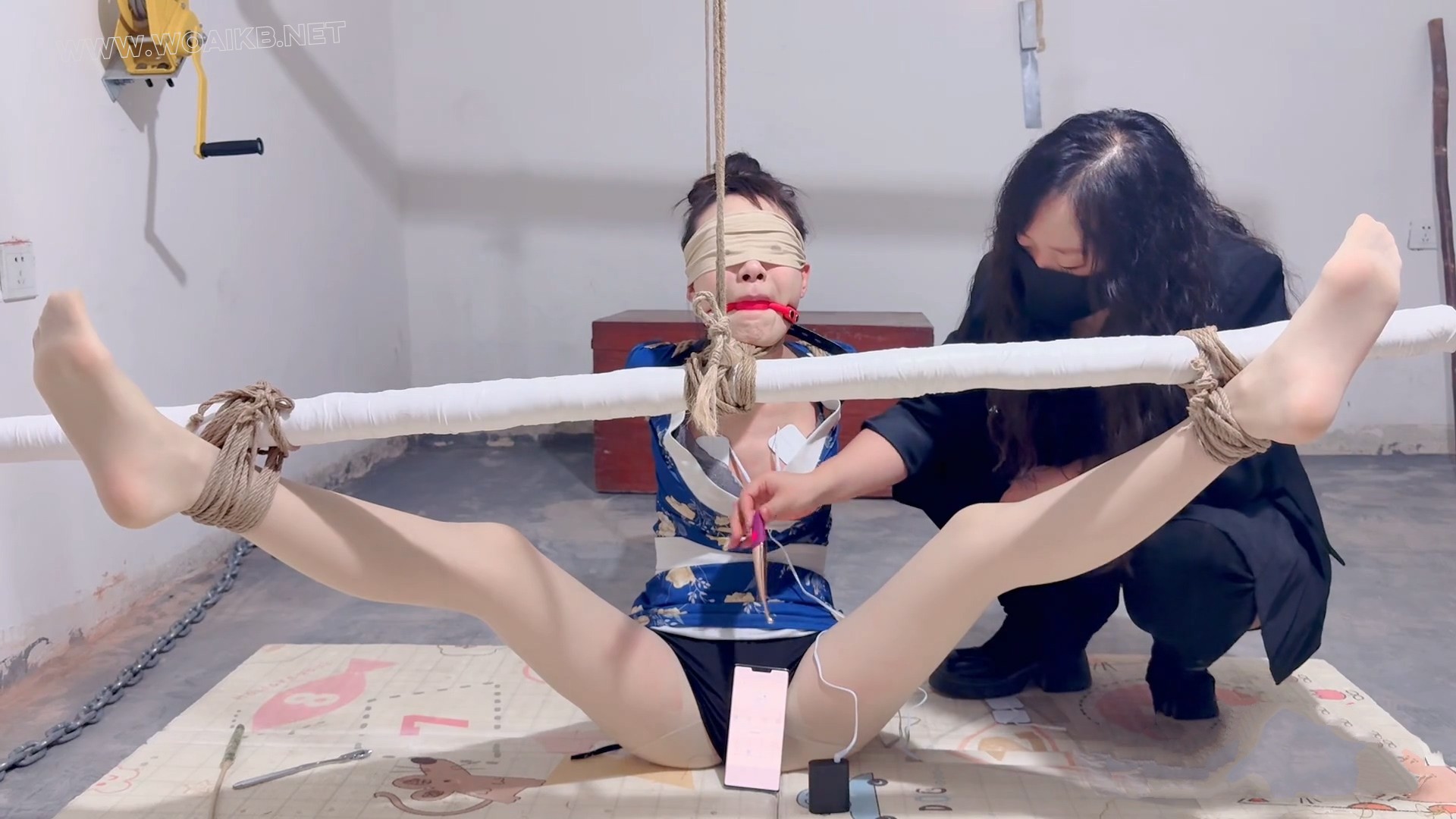 来自定拍粉丝哥哥的灵感 水儿和媚娘把书瑶直臂捆绑戴上直臂单手套，有用绳子固定在 预览图