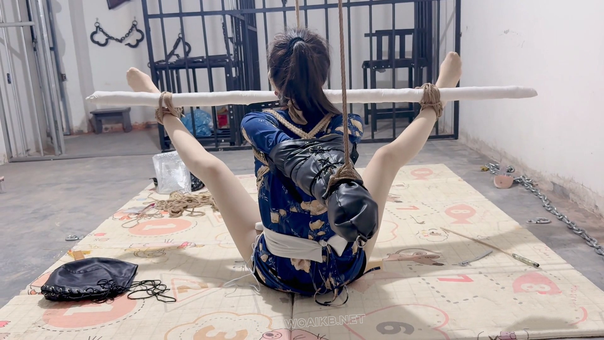 来自定拍粉丝哥哥的灵感 水儿和媚娘把书瑶直臂捆绑戴上直臂单手套，有用绳子固定在 预览图