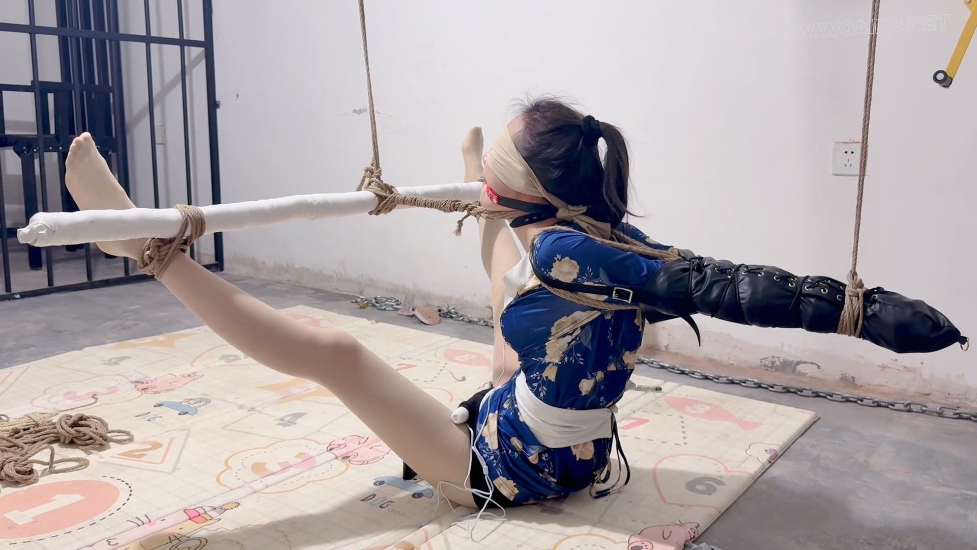 来自定拍粉丝哥哥的灵感 水儿和媚娘把书瑶直臂捆绑戴上直臂单手套，有用绳子固定在 预览图