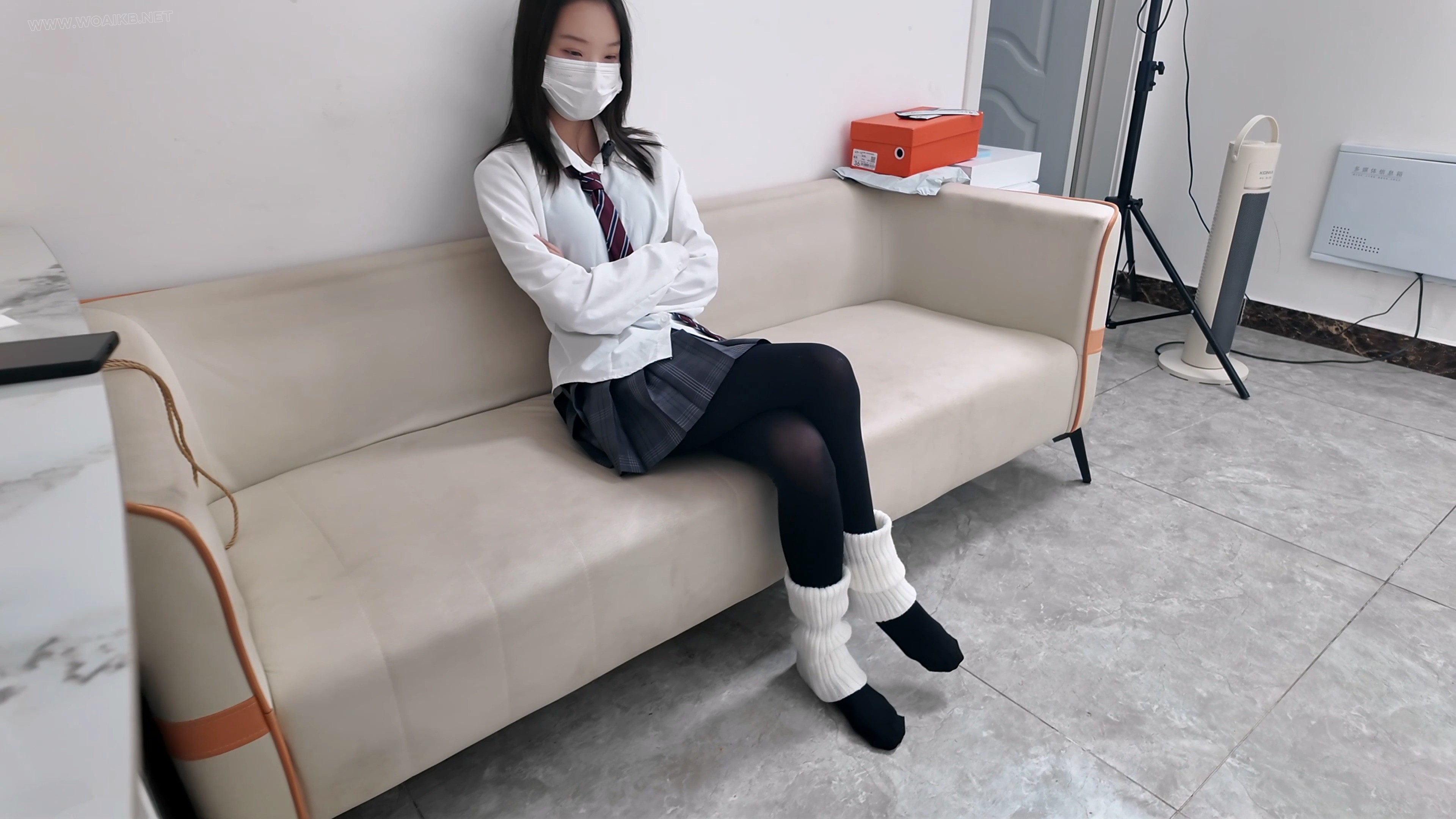 姐妹调教，jk黑丝梦婷被霜喵盘腿缚绑到床上，只能被迫接受tk，电击贴，棒棒骚扰， 预览图
