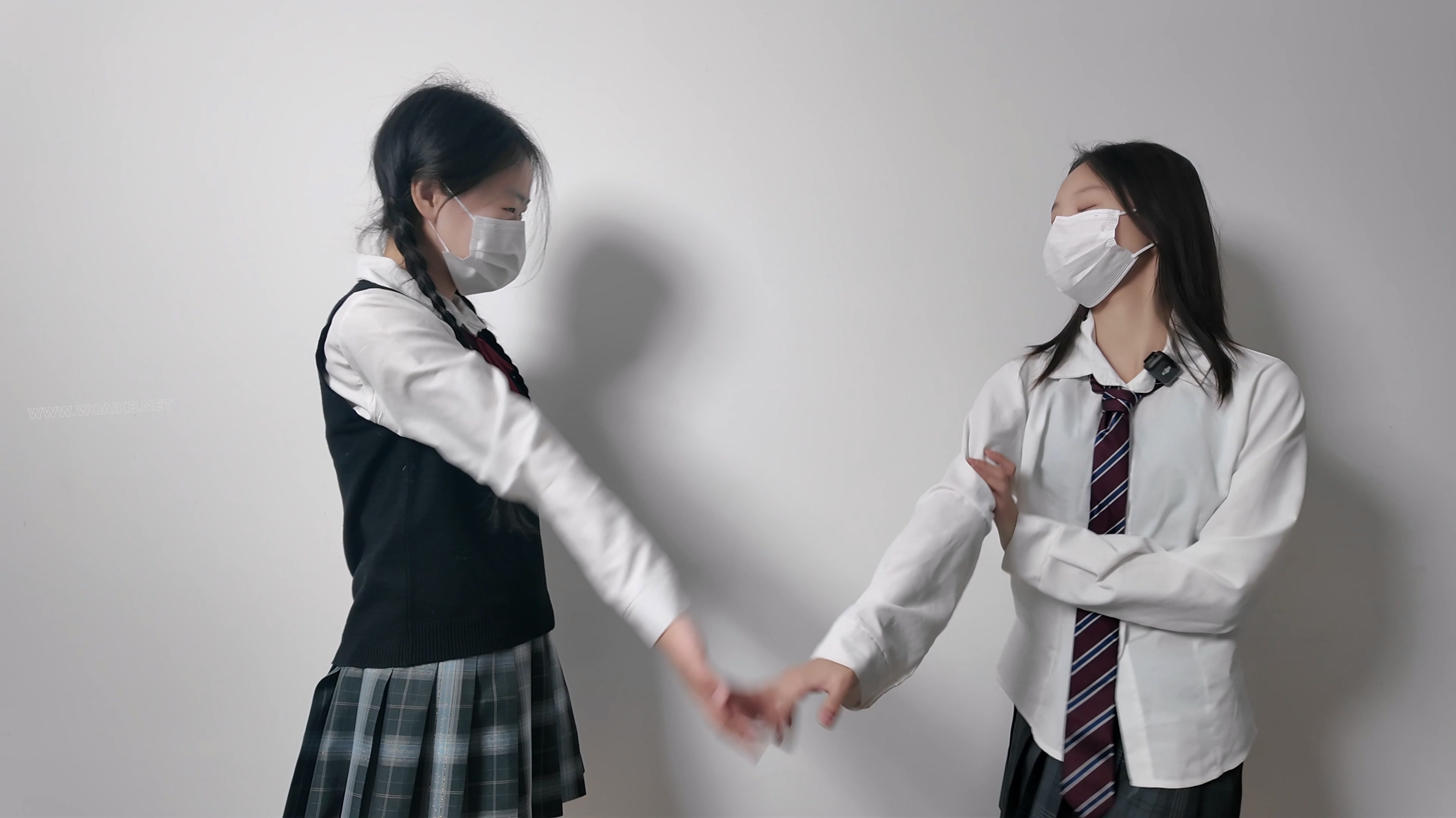 姐妹调教，jk黑丝梦婷被霜喵盘腿缚绑到床上，只能被迫接受tk，电击贴，棒棒骚扰， 封面图