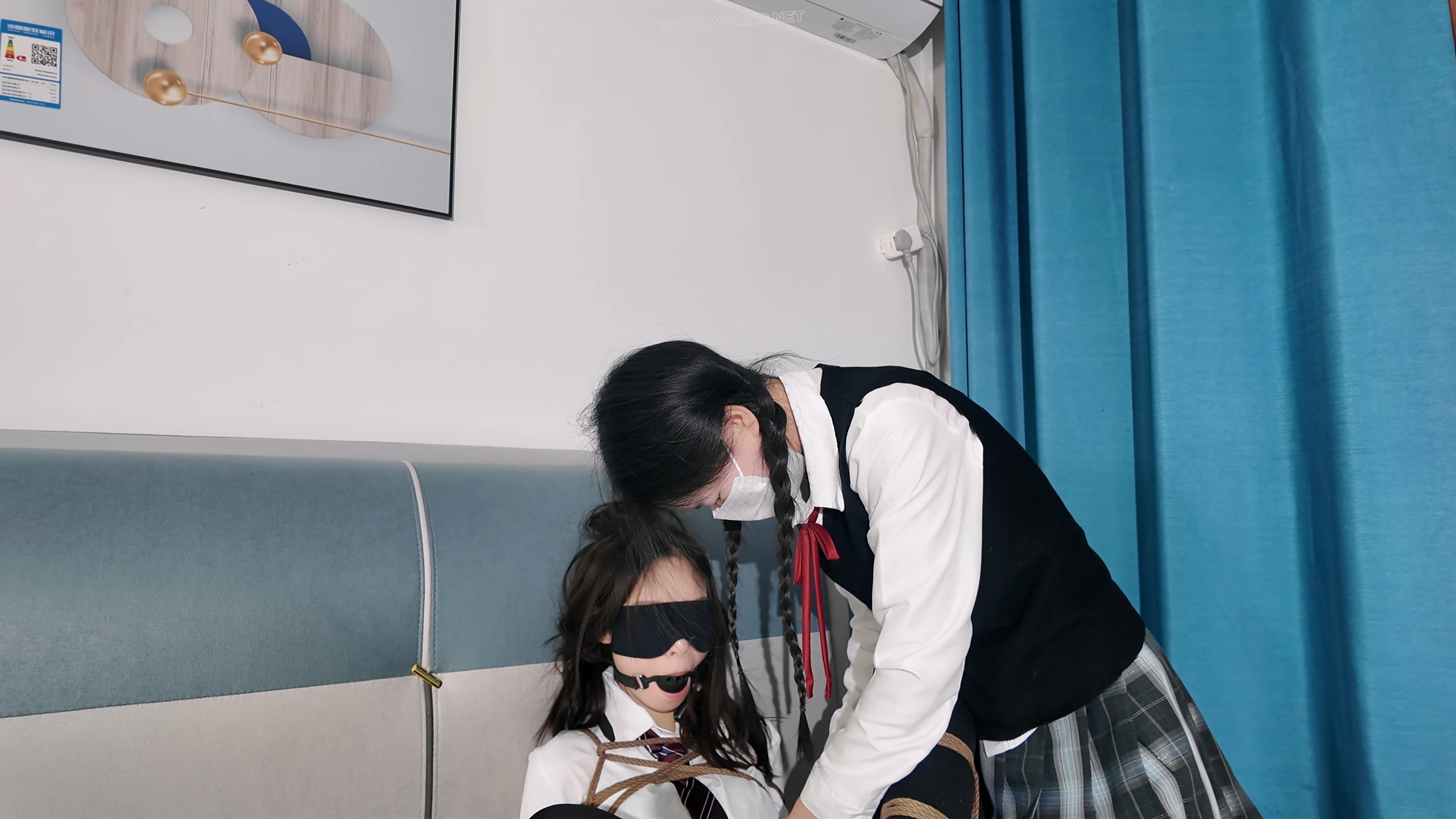姐妹调教，jk黑丝梦婷被霜喵盘腿缚绑到床上，只能被迫接受tk，电击贴，棒棒骚扰， 预览图