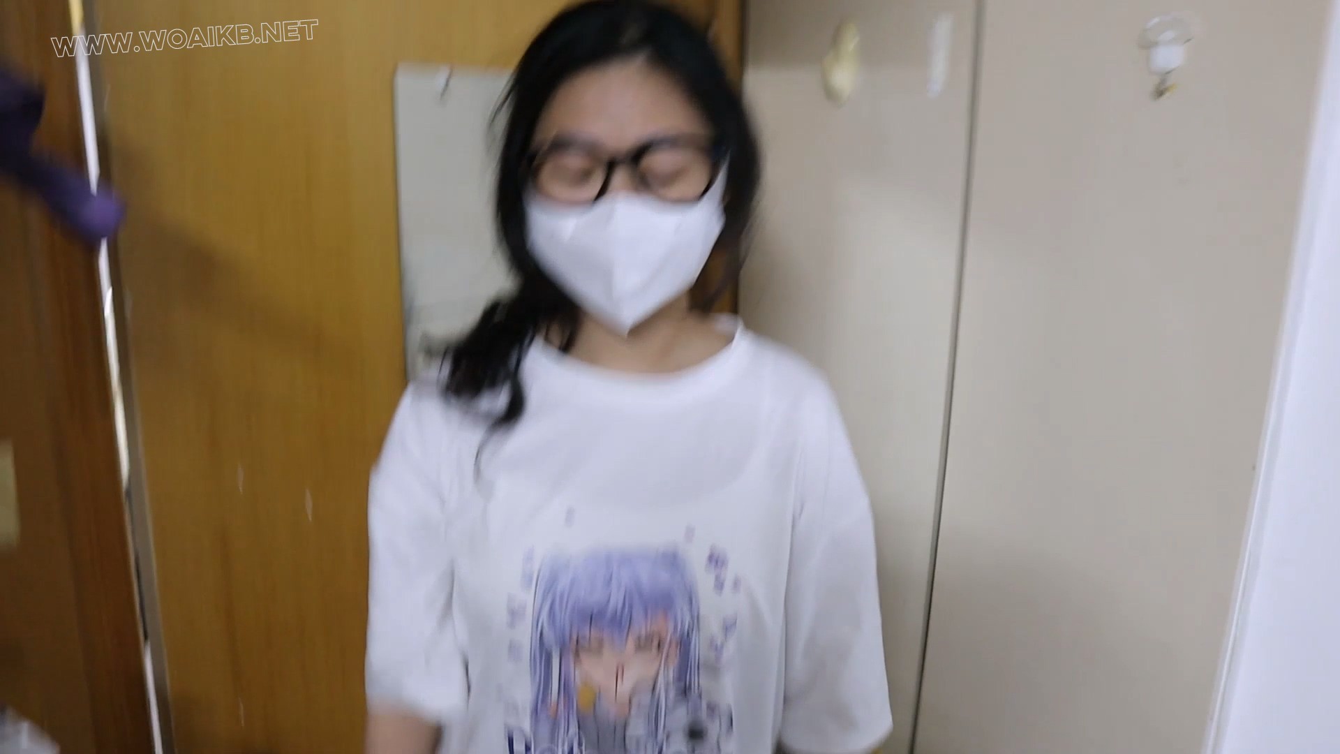 【优异眼镜少女兼职的噩梦】虞琳是一名想兼职模特的高挑女学生，来到拍摄房间里， 封面图