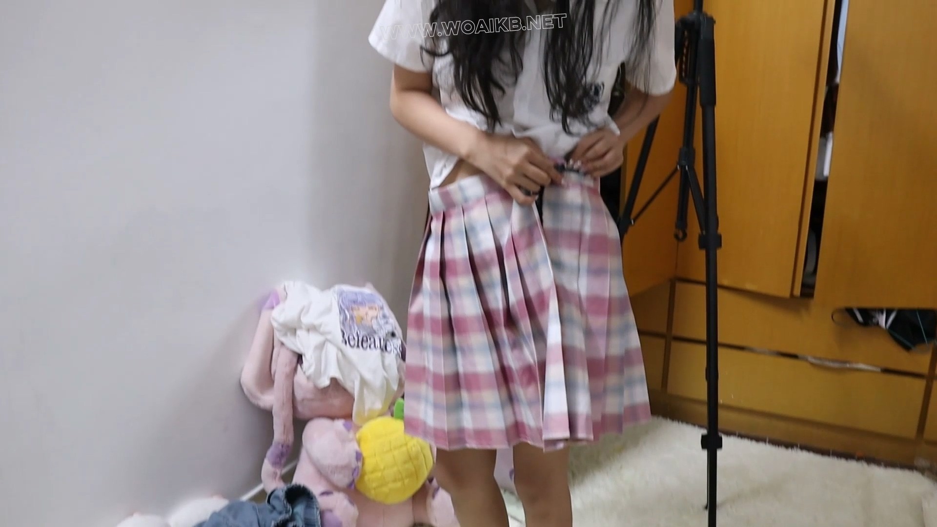 【优异眼镜少女兼职的噩梦】虞琳是一名想兼职模特的高挑女学生，来到拍摄房间里， 预览图