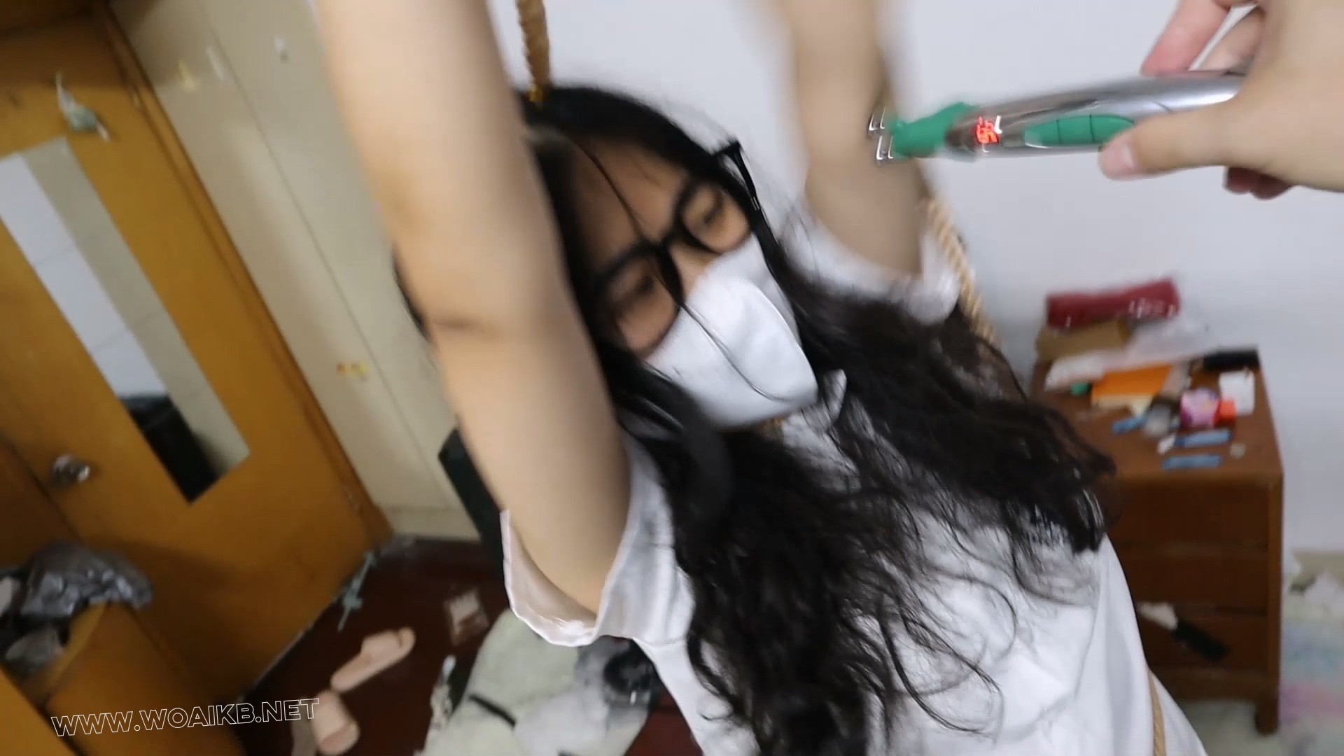 【优异眼镜少女兼职的噩梦】虞琳是一名想兼职模特的高挑女学生，来到拍摄房间里， 预览图