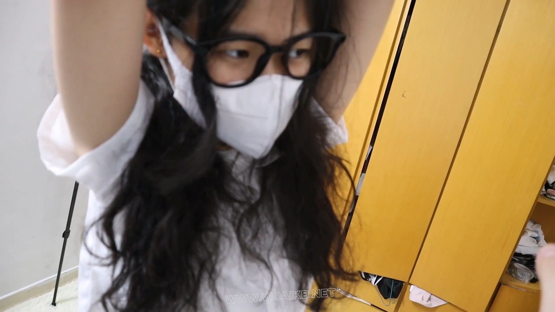 【优异眼镜少女兼职的噩梦】虞琳是一名想兼职模特的高挑女学生，来到拍摄房间里， 预览图