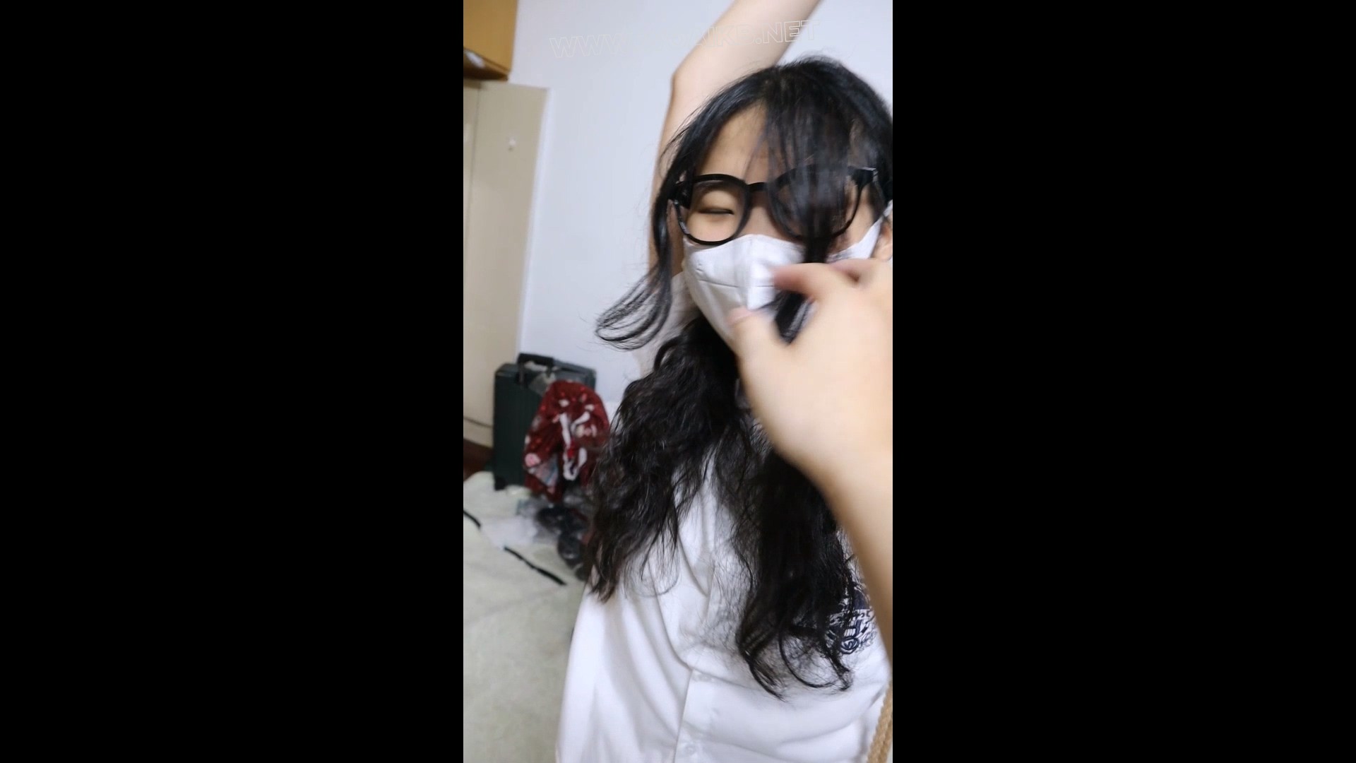 【优异眼镜少女兼职的噩梦】虞琳是一名想兼职模特的高挑女学生，来到拍摄房间里， 预览图
