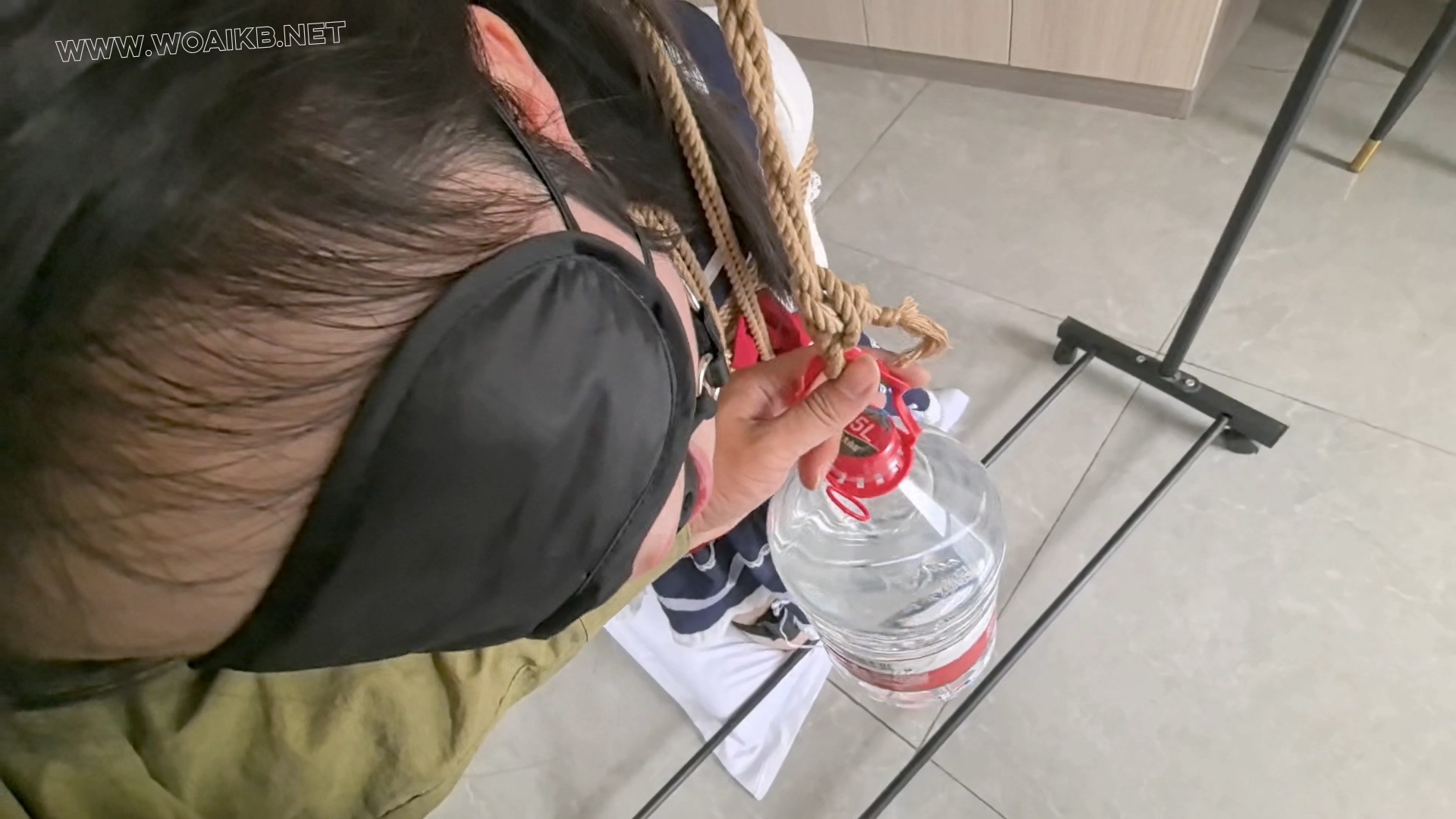 日系小说还原剧情 邻家女孩初长成 加强版训练 内置震动多次强高+绳结走绳+SP+电击+ 预览图