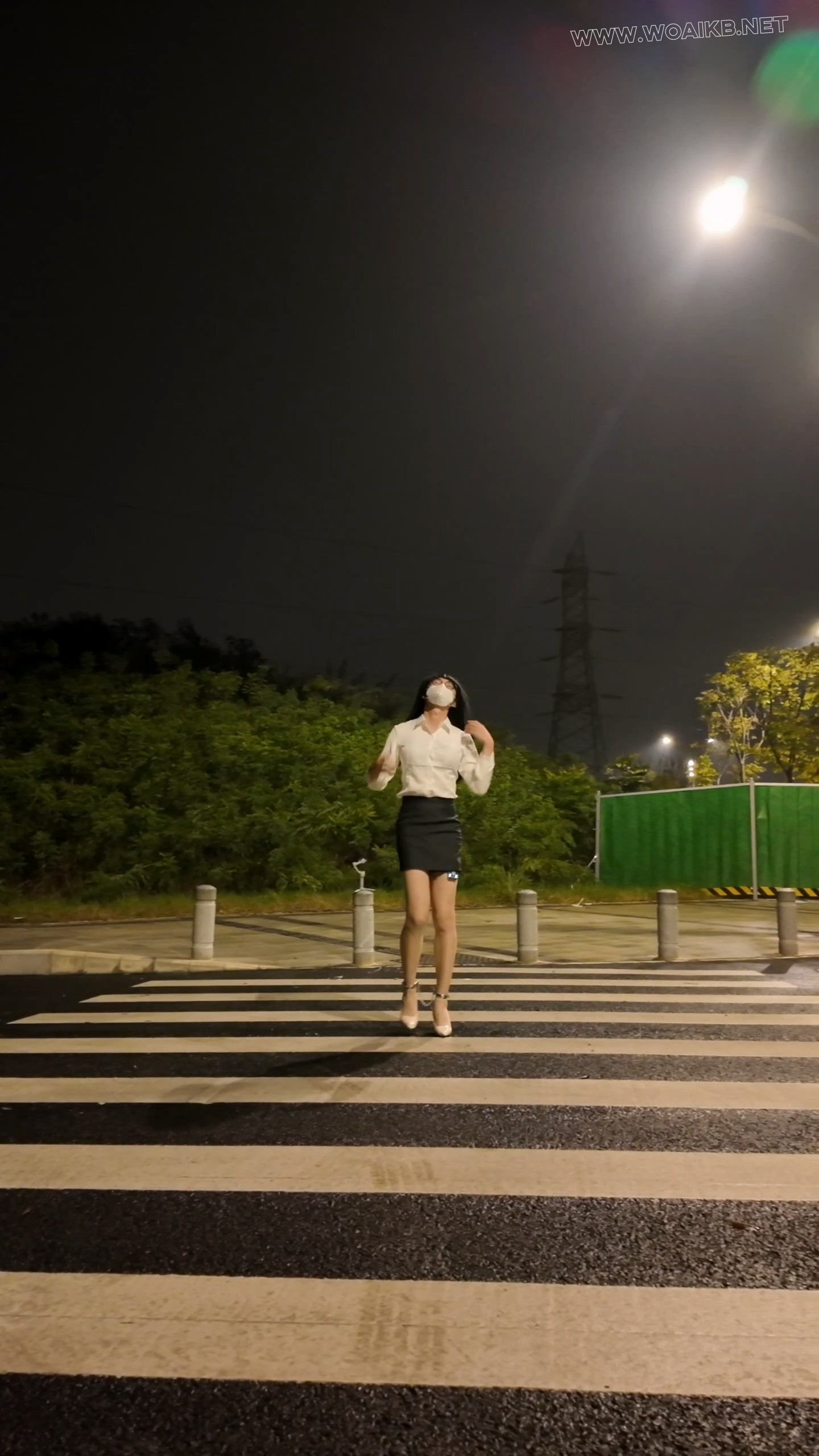 户外肉丝OL郊狼背铐过马路挑战SubM 预览图