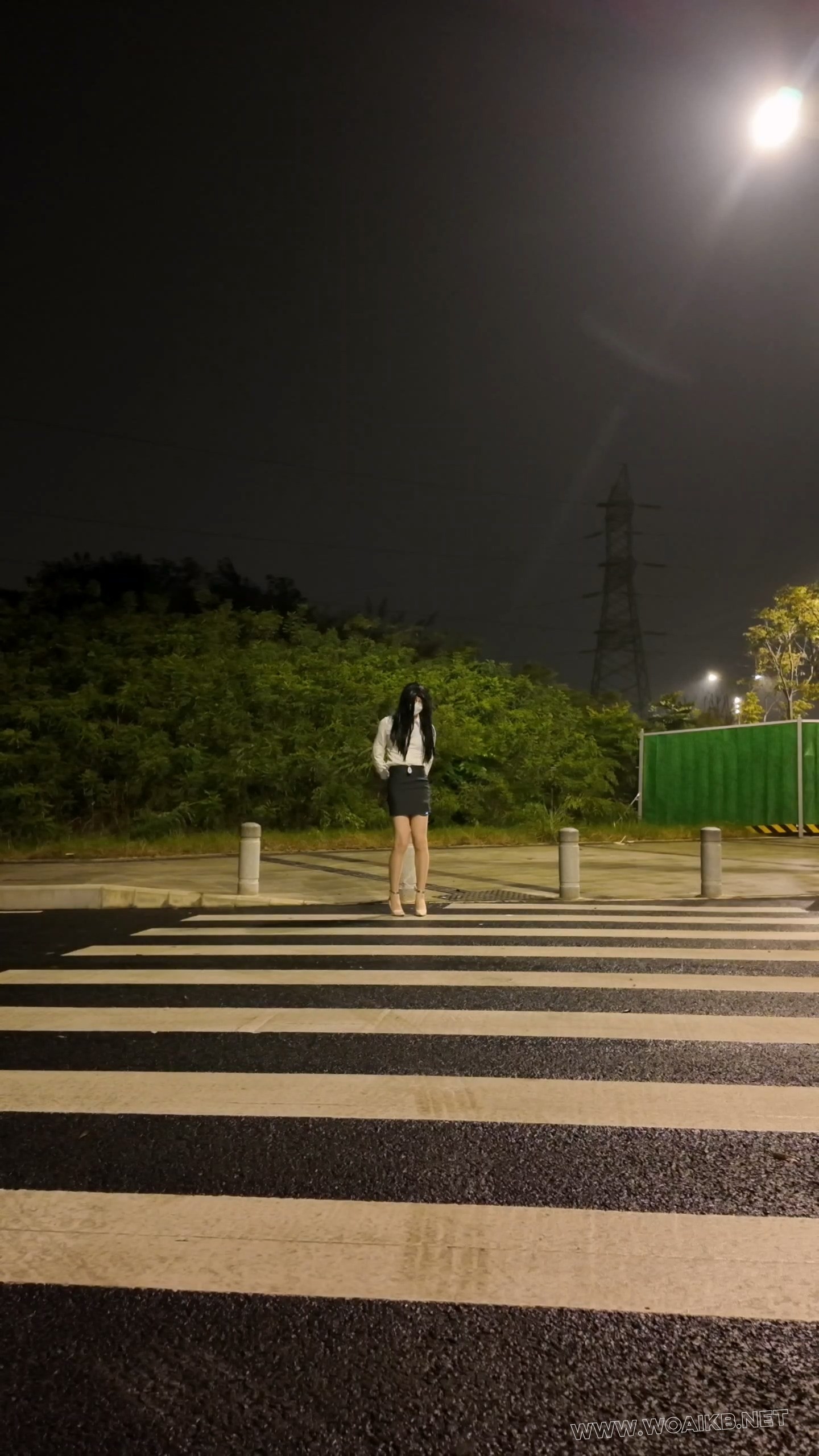 户外肉丝OL郊狼背铐过马路挑战SubM 预览图